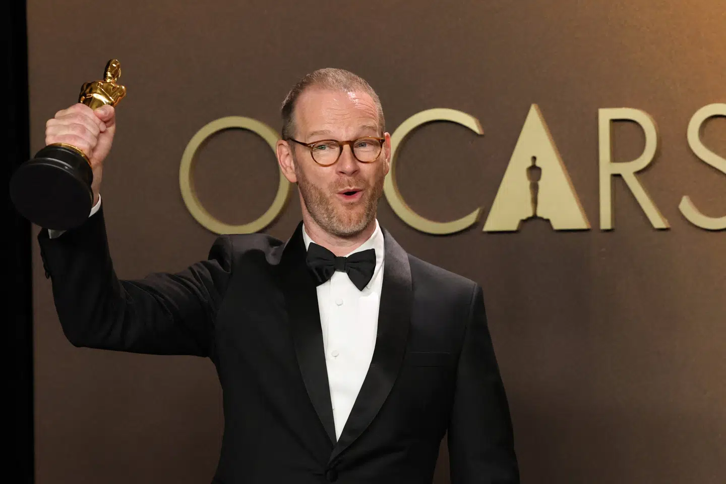 Joachim Trier er født i Danmark og har gået på filmskole i Danmark. Her viser han sin første oscarstatuette frem.