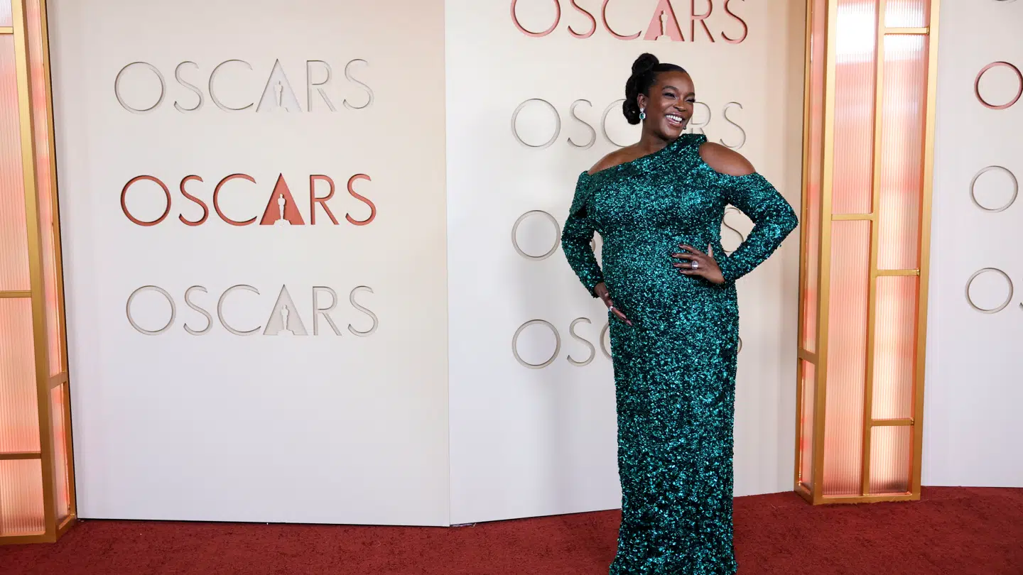 Wunmi Mosaku i en Louis Vuitton-kjole.