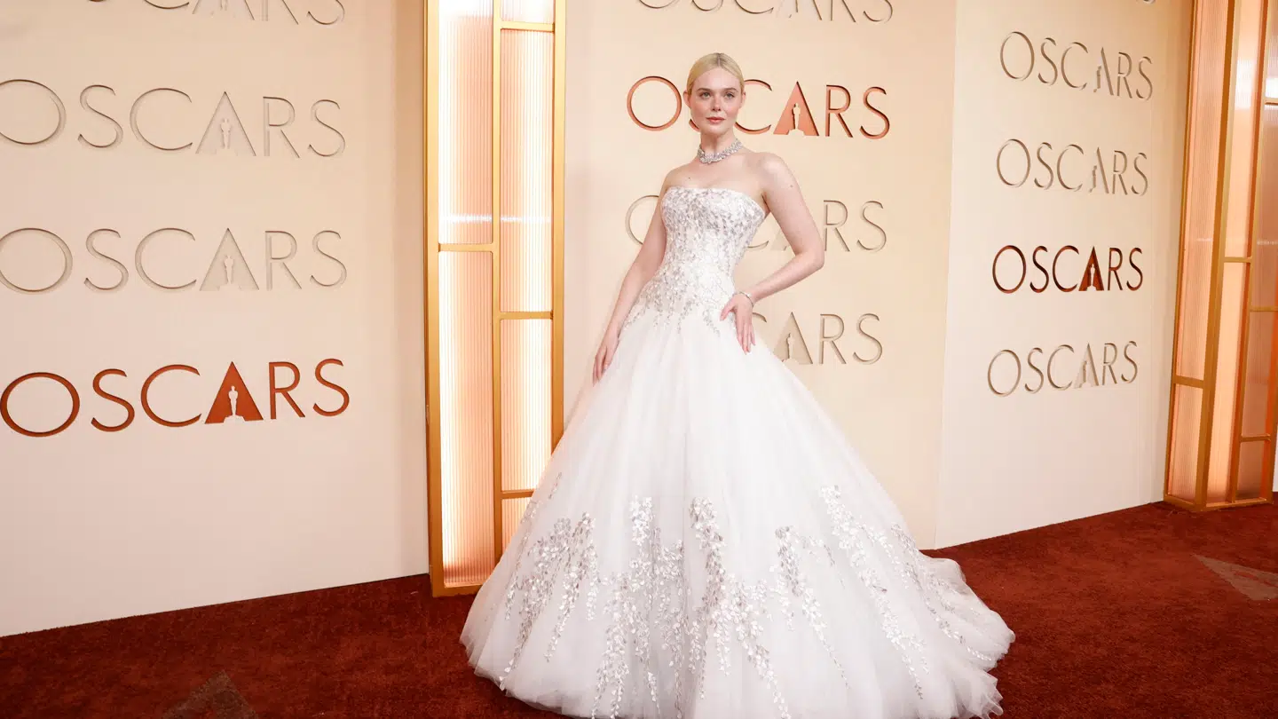 Elle Fanning i en Givenchy-kjole.