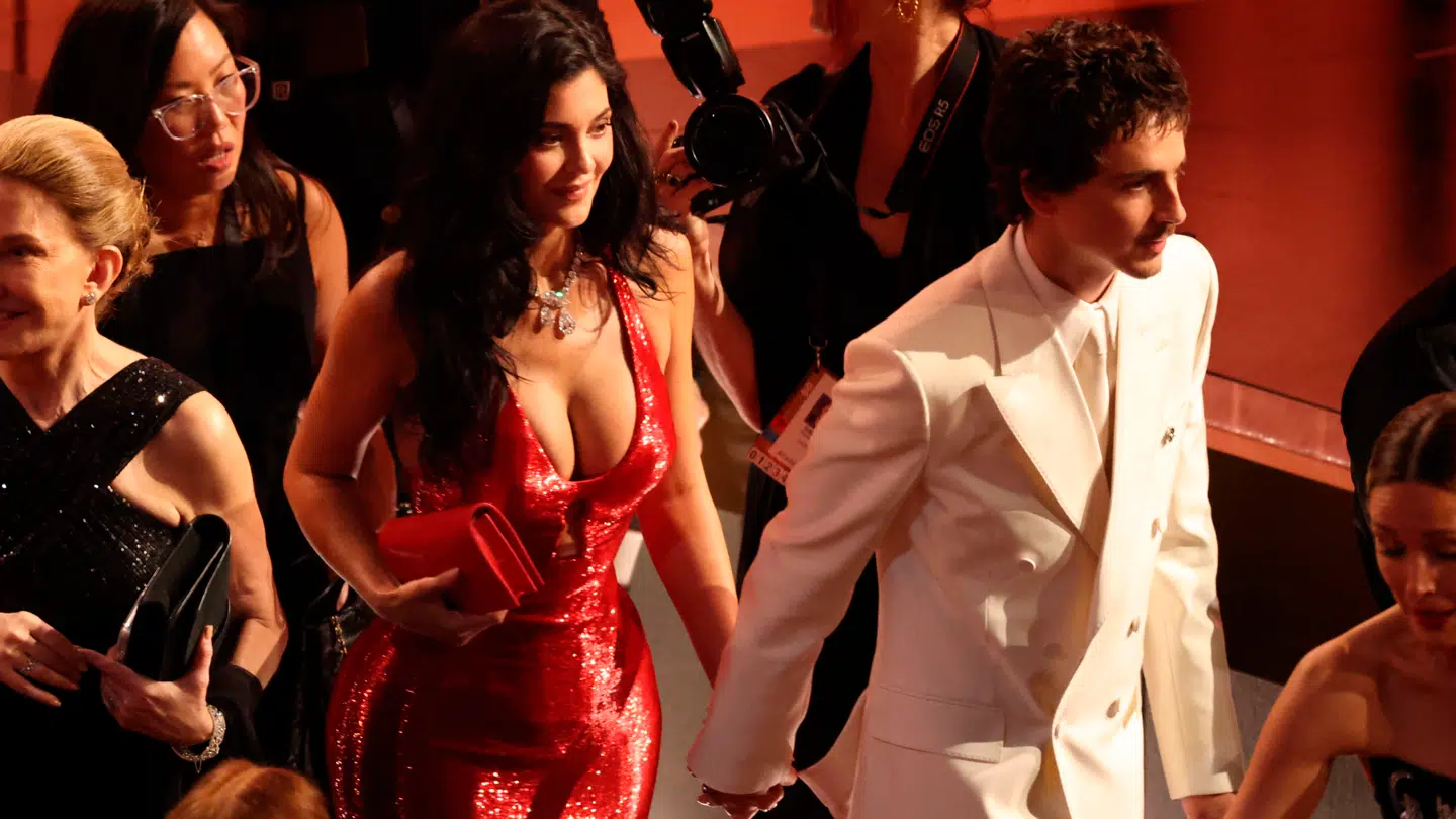 Kylie Jenner, der ankom med Timothée Chalamet sprang tilsyneladende over den røde løber. Her er hun spottet i en Schiaparelli-kjole.