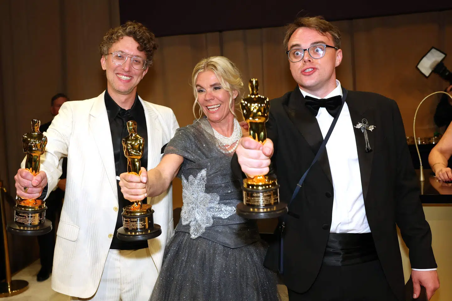 Holdet bag "Mr. Nobody Against Putin" modtog natten til mandag en Oscar for deres dokumentar. Til venstre står instruktør David Borenstein, i midten den danske producer Helle Faber og til højre den russiske skolelærer og hovedkarakter Pavel "Pasha" Talankin.