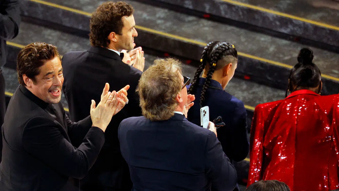 Benicio del Toro (tv.) var også nomineret for bedste mandlige birolle – også for 'One Battle after Another' – og han klappede løs, da det blev annonceret, at Sean Penn vandt.