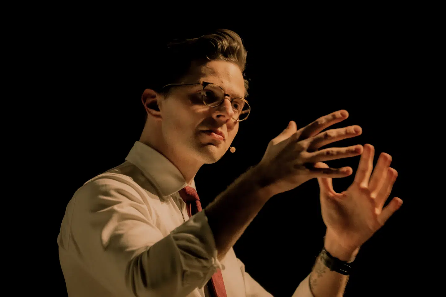 Berlingske var med, da Alex Vanopslagh optrådte med showet »Alex med og uden filter« foran 1.000 mennesker i Imperial. Det var under en pendant til det arrangement i Aarhus, at Alex Vanopslagh for første gang indrømmede, at han har taget kokain som partileder.