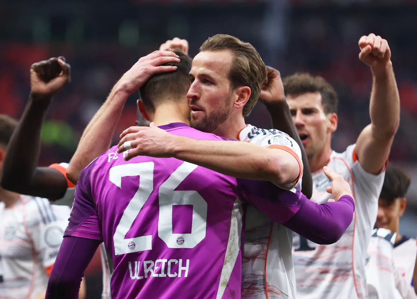 Seneste skade har ramt Sven Ulreich, der ellers spillede en storkamp i weekenden – her tiljubles han af sine holdkammerater af den grund.