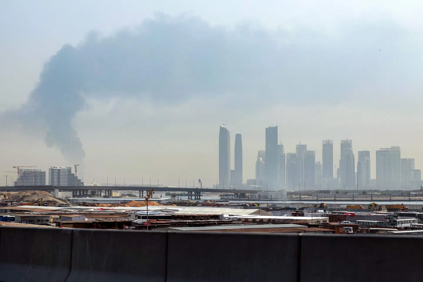 Røg stiger op over Dubai, som er et af flere emirater, der er blevet ramt mandag.