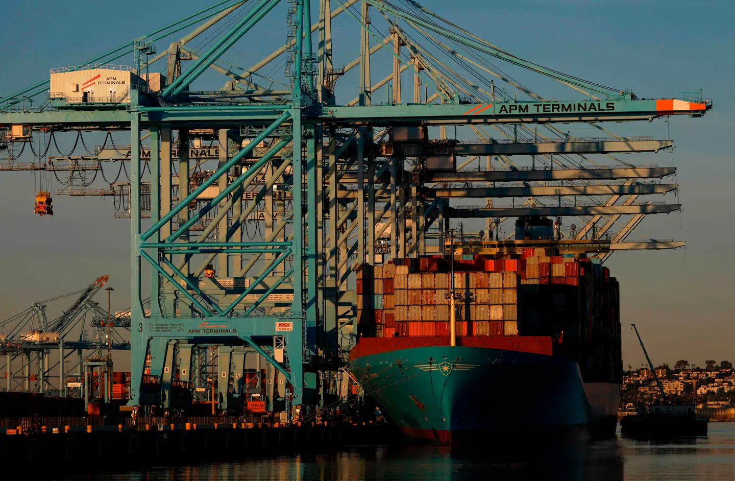 Krigen i Mellemøsten har skabt store problemer med verdens forsyninger, fordi containerskibe og containere er strandet de forkerte steder. Her er det containerhavnen i Los Angeles, der er den største i Nord- og Sydamerika.