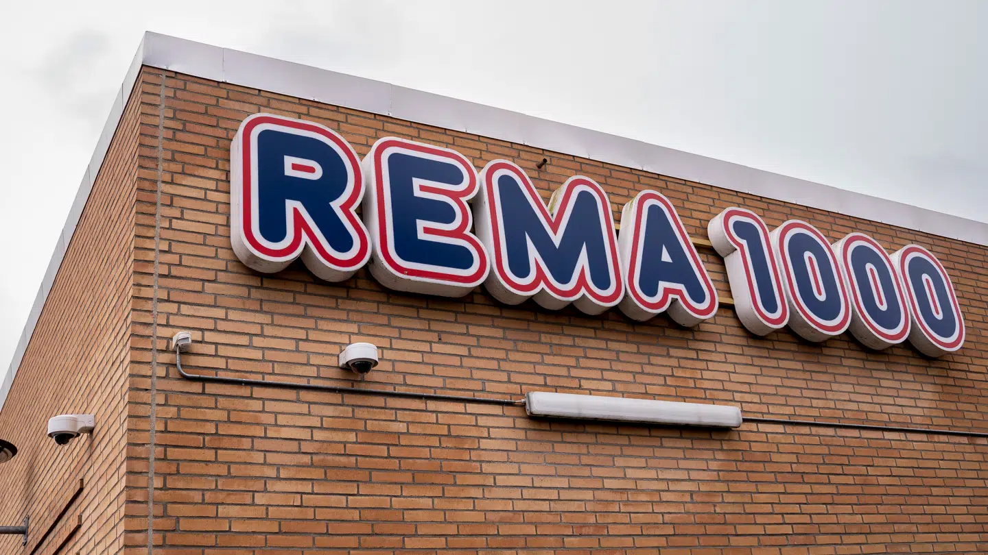 Hos Rema 1000 har de været nødt til at finde sig i, at mennesker klædt ud som kyllinger har protesteret foran deres butikker, ligesom at hundredvis af kunder skrev i vrede over deres turbokyllinger på deres Facebook-side. Nu returnerer kommunikationsdirektøren for den norskejede kæde kritikken.