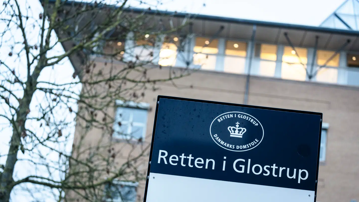 Den omfattende straffesag mod de seks unge, selvbestaltede pædofiljægere begyndte mandag formiddag ved byretten i Glostrup.