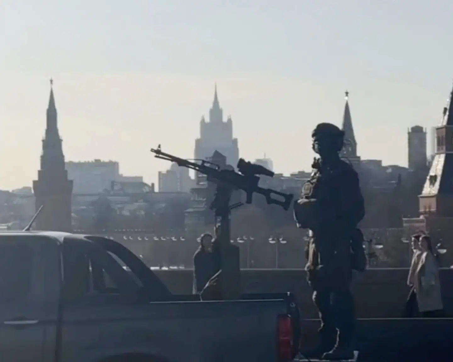 Et nyligt billede fra Moskva viser en soldat med et maskingevær påhæftet en pickuptruck nær Kreml. Det er ofte blevet brugt mod en mulig dronetrussel.