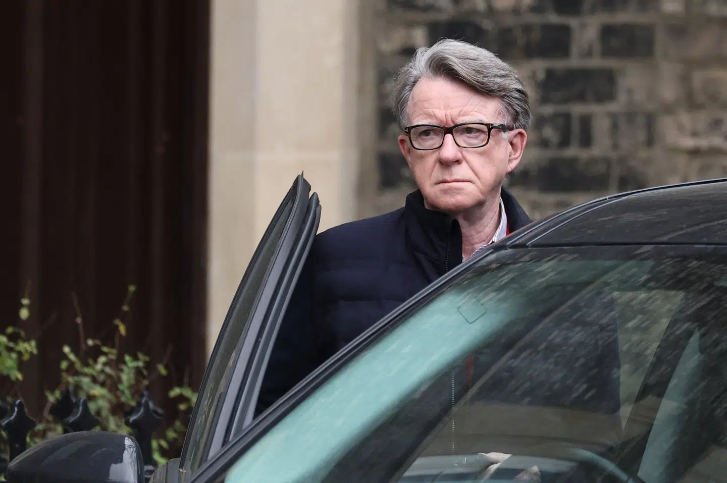 Peter Mandelson blev i september sidste år fyret fra posten som britisk ambassadør i USA, efter det kom frem, at han havde haft tætte forbindelser til Jeffrey Epstein. I februar blev han anholdt og senere løsladt mod kaution på baggrund af mistanke om embedsmisbrug. Foto: Toby Melville/Reuters/Ritzau Scanpix