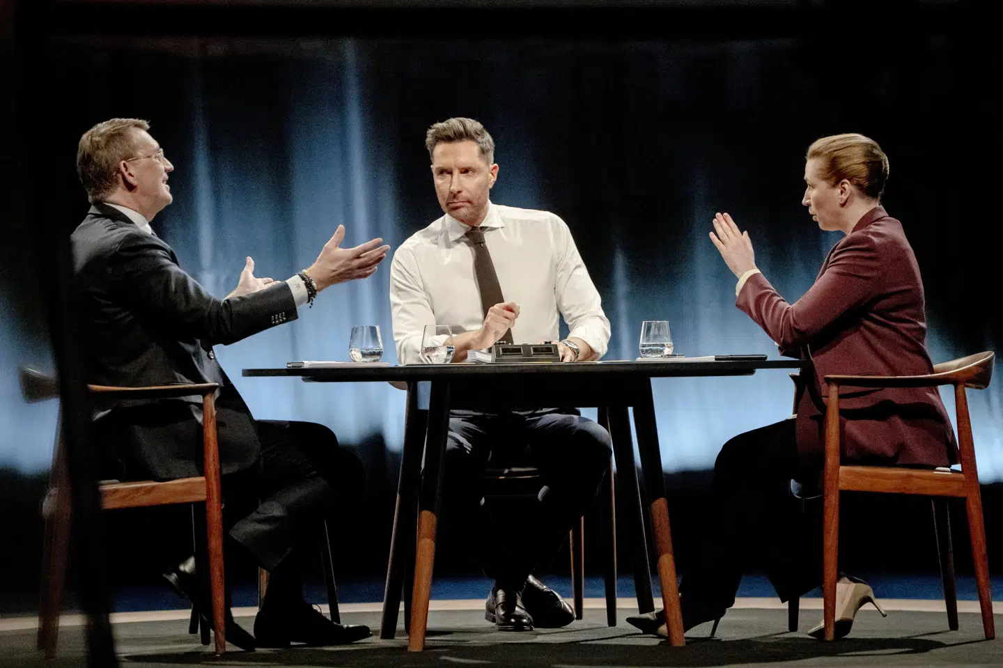 Socialdemokratiets formand, Mette Frederiksen (th.), og Venstres formand, Troels Lund Poulsen (tv.), mødtes søndag aften i en tv-duel hos DR.