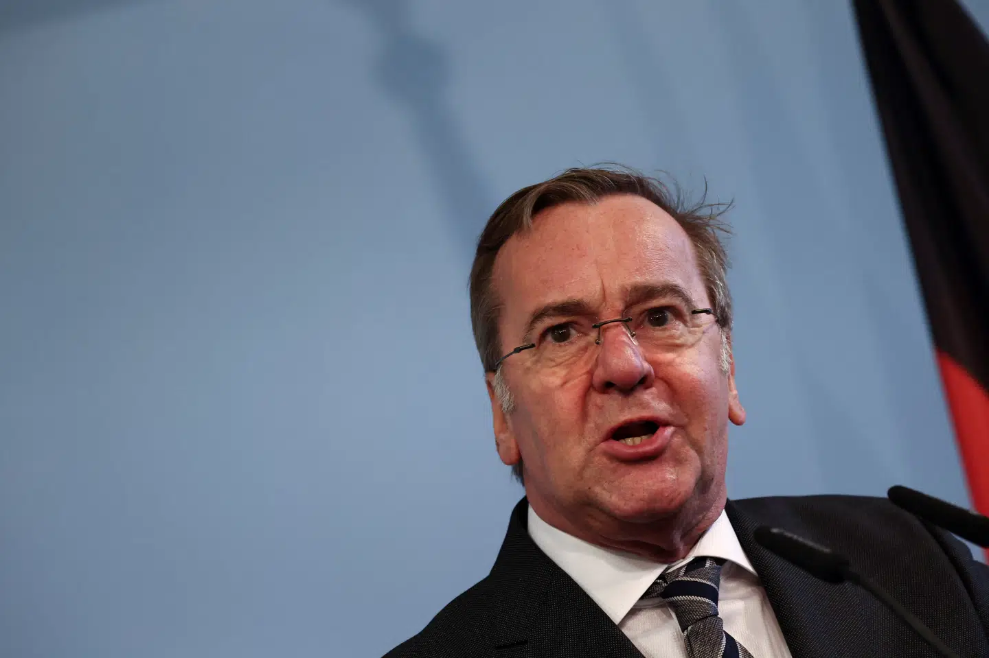 - Hvad forventer Donald Trump, at en håndfuld eller to europæiske fregatter kan gøre i Hormuzstrædet, som den mægtige amerikanske flåde ikke kan gøre?, siger Tysklands forsvarsminister, Boris Pistorius, under pressemøde i Berlin.