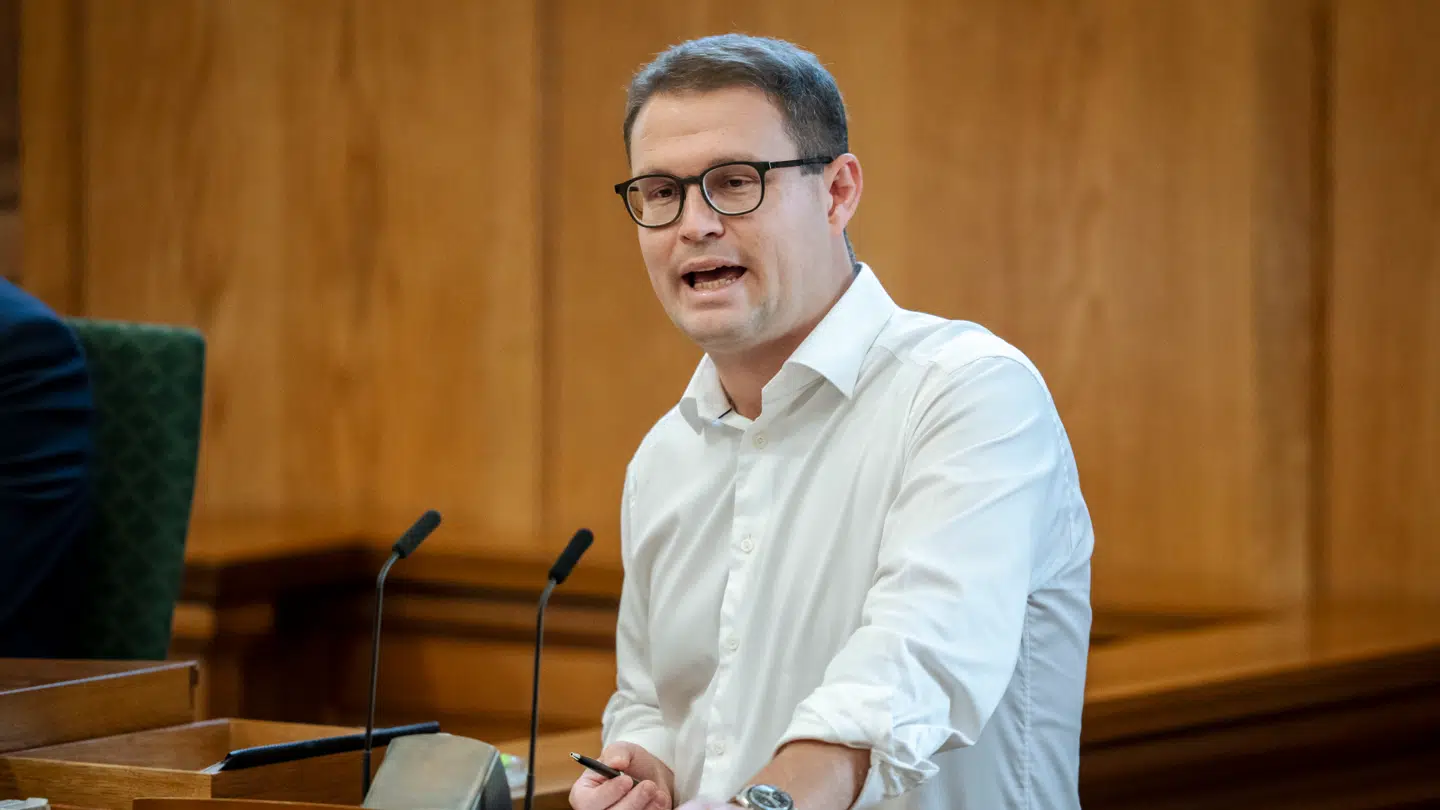 Christian Rabjerg Madsen (S) advarer om en slagside ved at hæve cigaretpriserne.