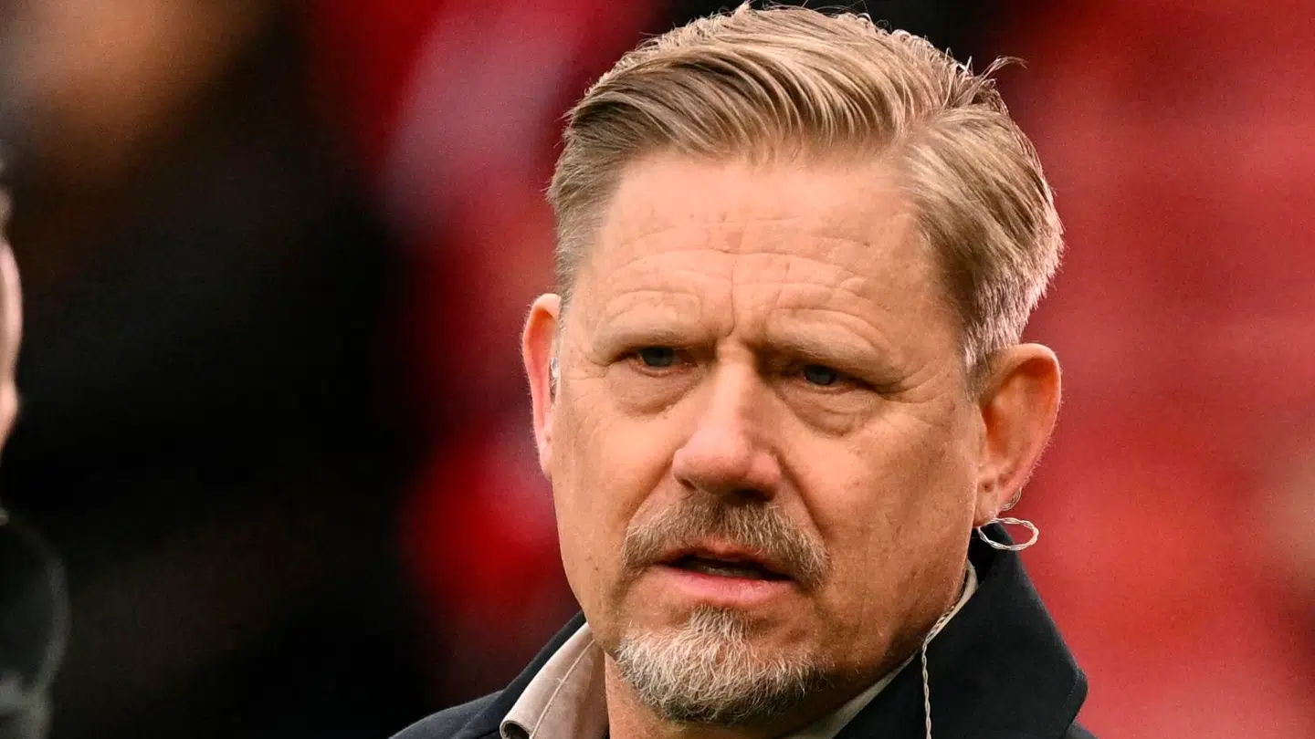 Peter Schmeichel arbejdede som ung med rengøring, montering af tæpper, salg af avisannoncer og farvelægning af tekstiler.