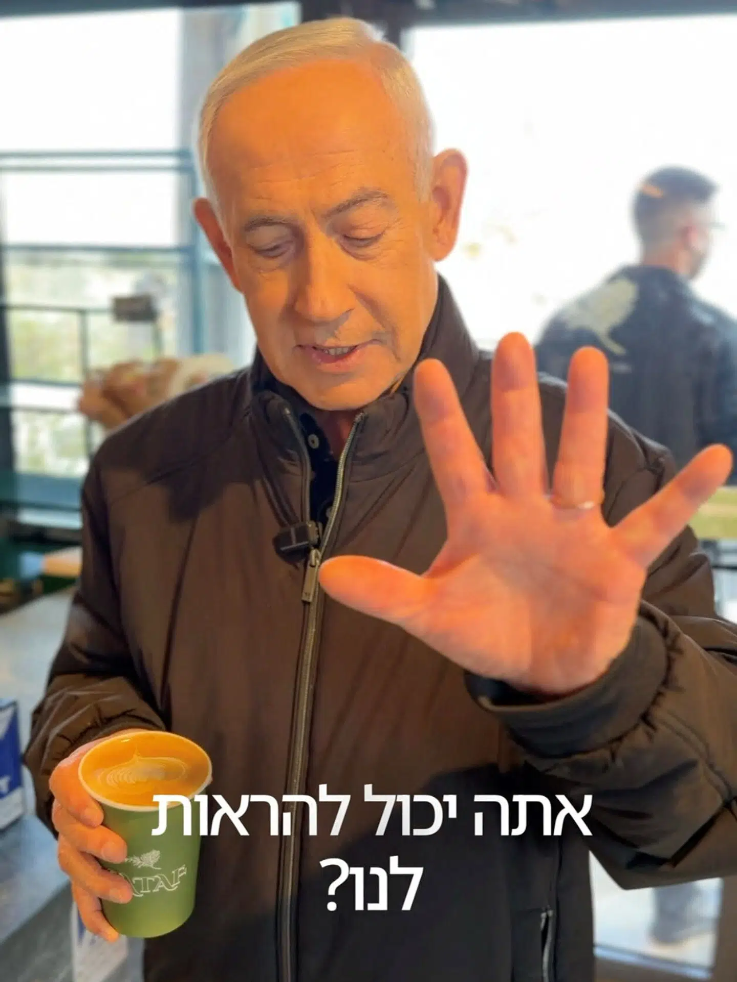 Benjamin Netanyahu på den nu virale video, hvor han fremviser sine fem fingre på hånden og slår fast, at han skam er i live.