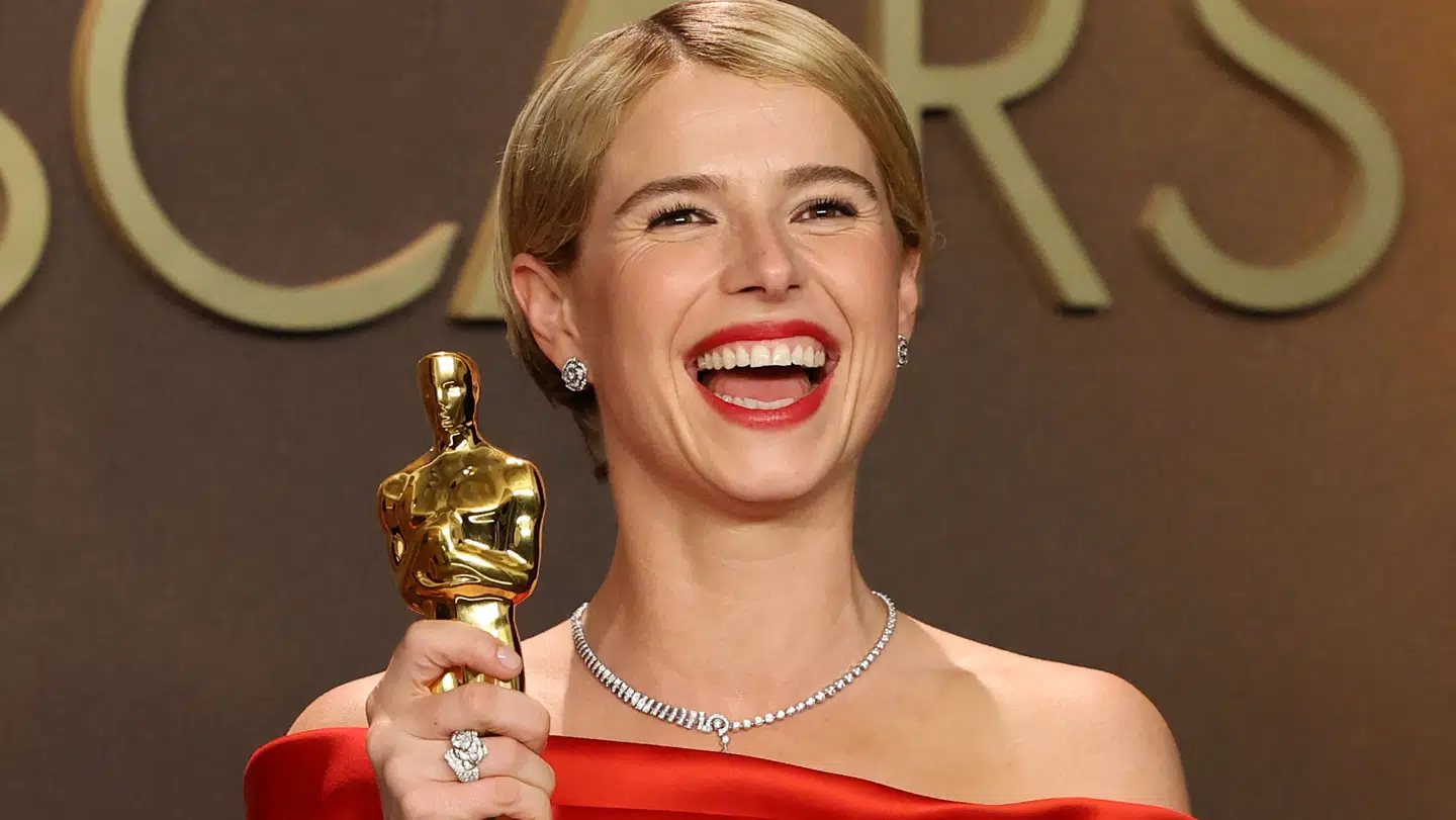 Jessie Buckley vandt en Oscar for bedste kvindelige hovedrolle ved årets uddeling. Nu gisnes der om, om hun er ny Bond-pige.