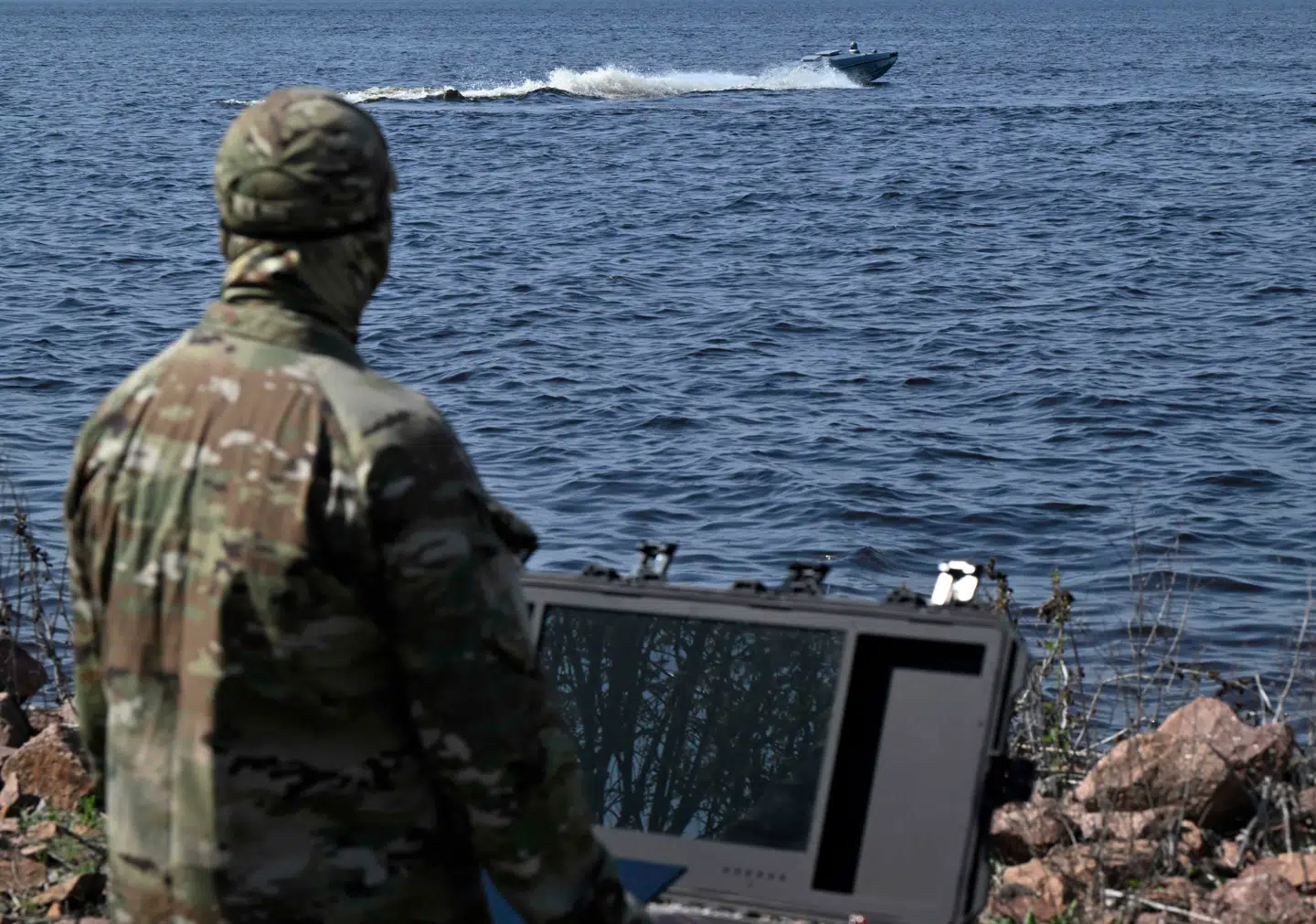 Det kan godt være, at det ikke ser ud af meget. Men Ukraine har udviklet sig til at være en slags verdensmestre i brugen af militære droner. Billedet viser en ukrainsk tekniker styre en overfladedrone i Det Sorte Hav.