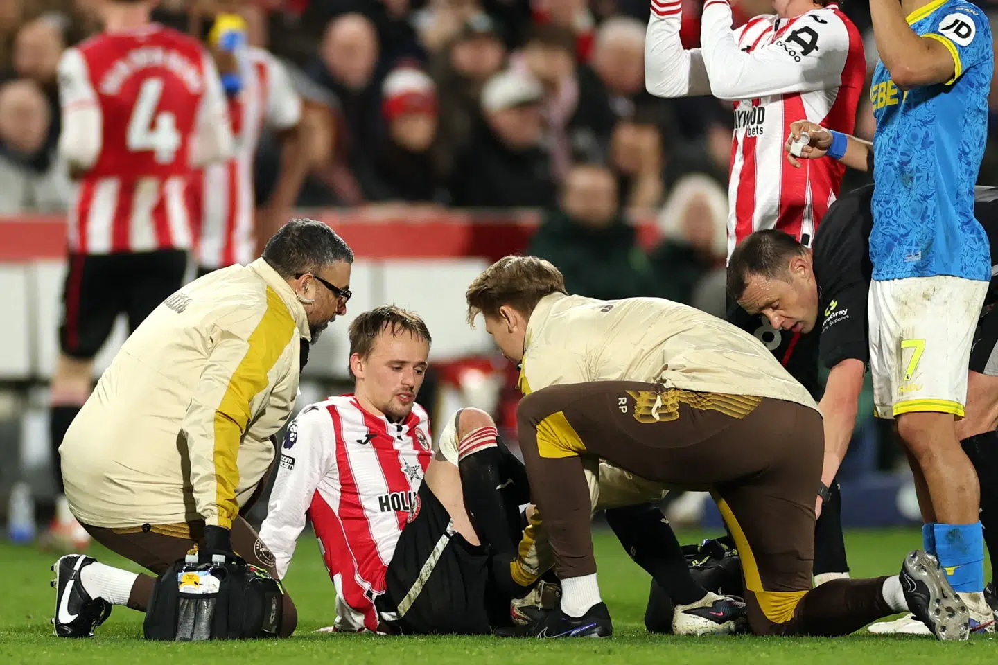 Mikkel Damsgaard satte sig pludselig i græsset og blev kort efter udskiftet.