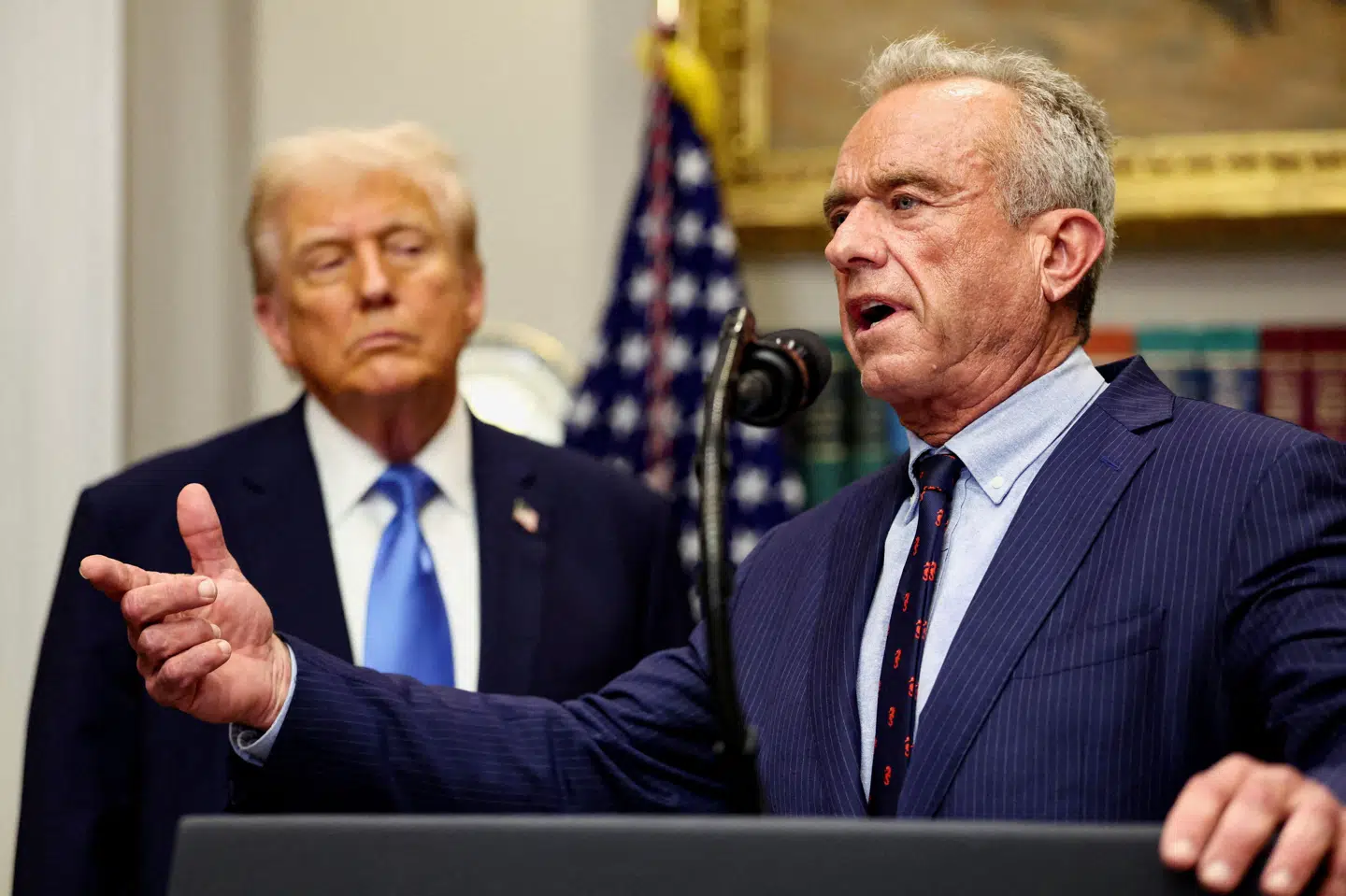 USA's præsident, Donald Trump, så på, mens hans sundhedsminister, Robert F. Kennedy Jr., under et pressemøde i september i Det Hvide Hus satte lighedstegn mellem autisme og børnevacciner samt den populære håndkøbsmedicin Tylenol. (Arkivfoto).