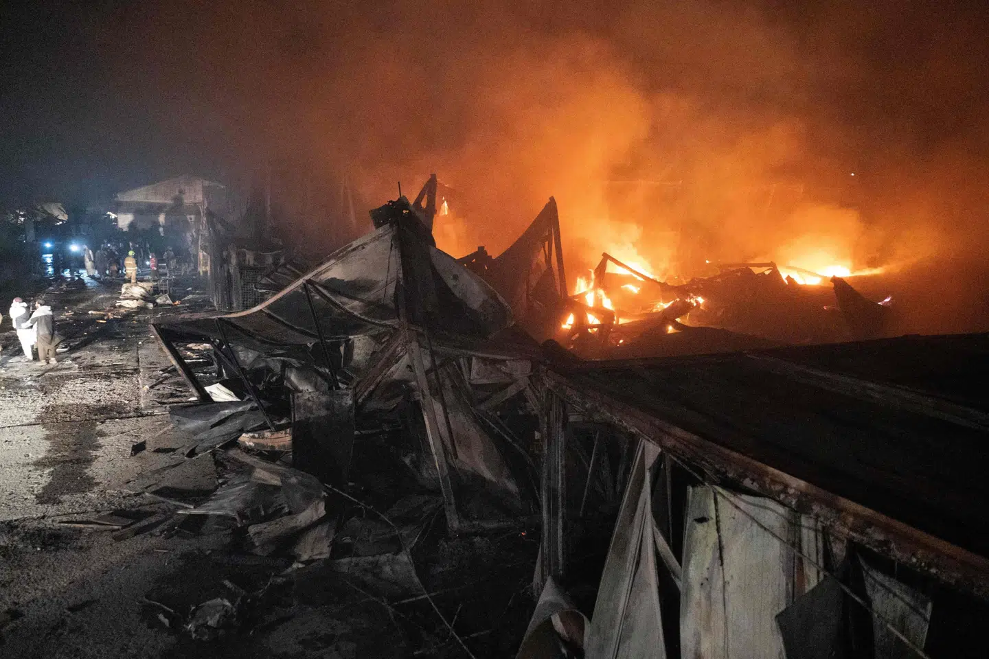 Brandvæsenet kæmper med at slukke ild efter et luftangreb på et behandlingscenter for stofmisbrugere i Kabul.