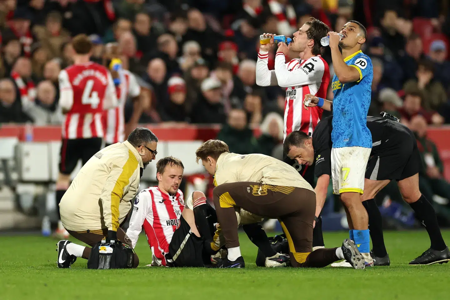 Mikkel Damsgaard får behandling efter en duel i Brentfords kamp mod Wolverhampton mandag aften.