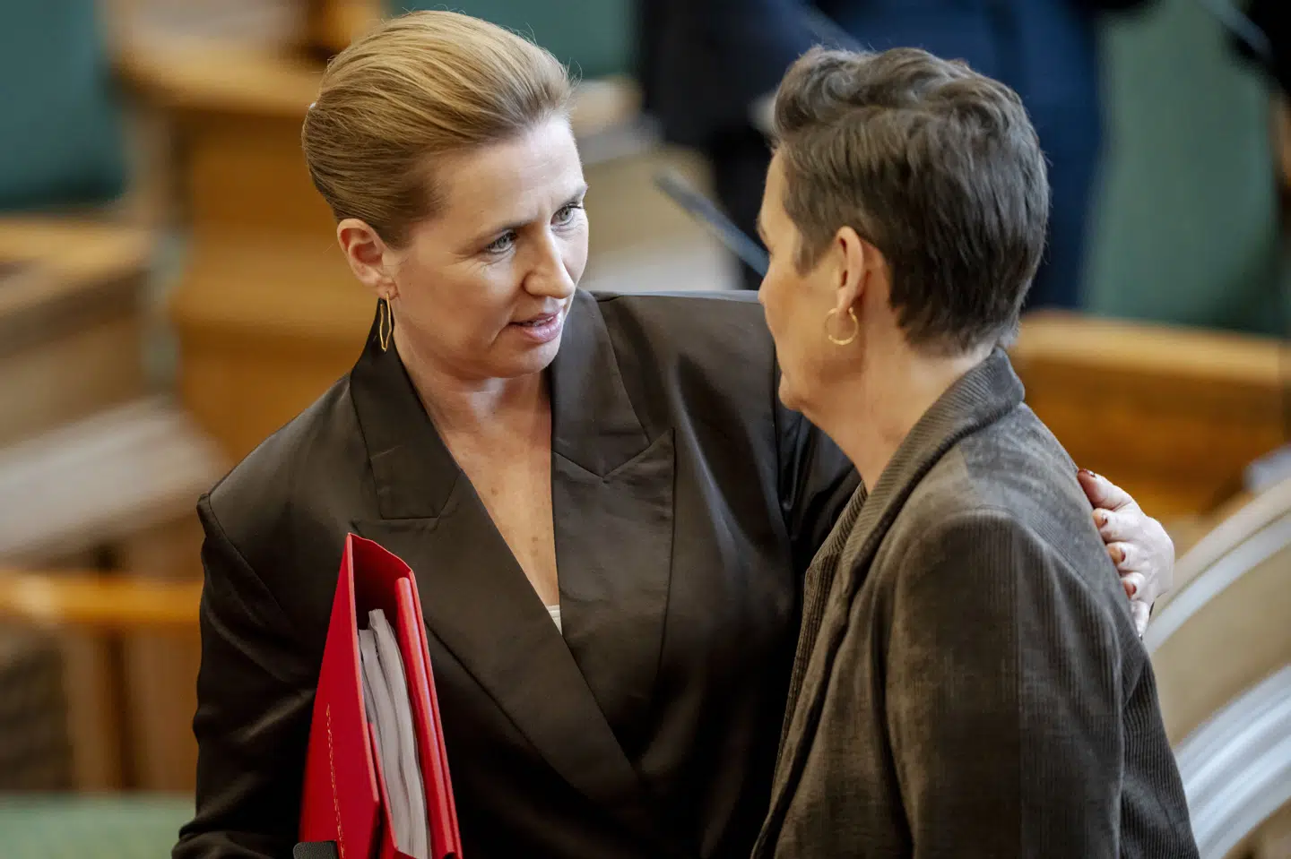 Statsminister Mette Frederiksen (S), SF-formand Pia Olsen Dyhr (SF) og resten af rød blok går frem i tirsdagens meningsmåling fra Voxmeter. (Arkivfoto).