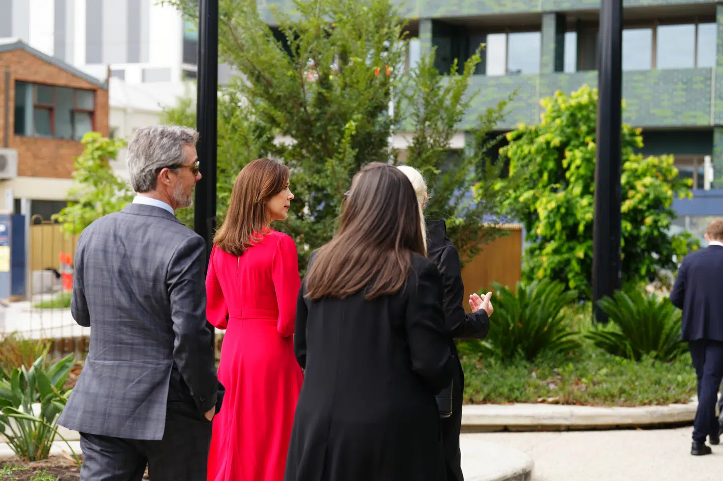 Kongeparret har tirsdag eftermiddag fået en rundvisning i Prahran, der er et genudviklet byområde i den australske storby Melbourne. Her har de blandt andet set på bæredygtige boliger.
