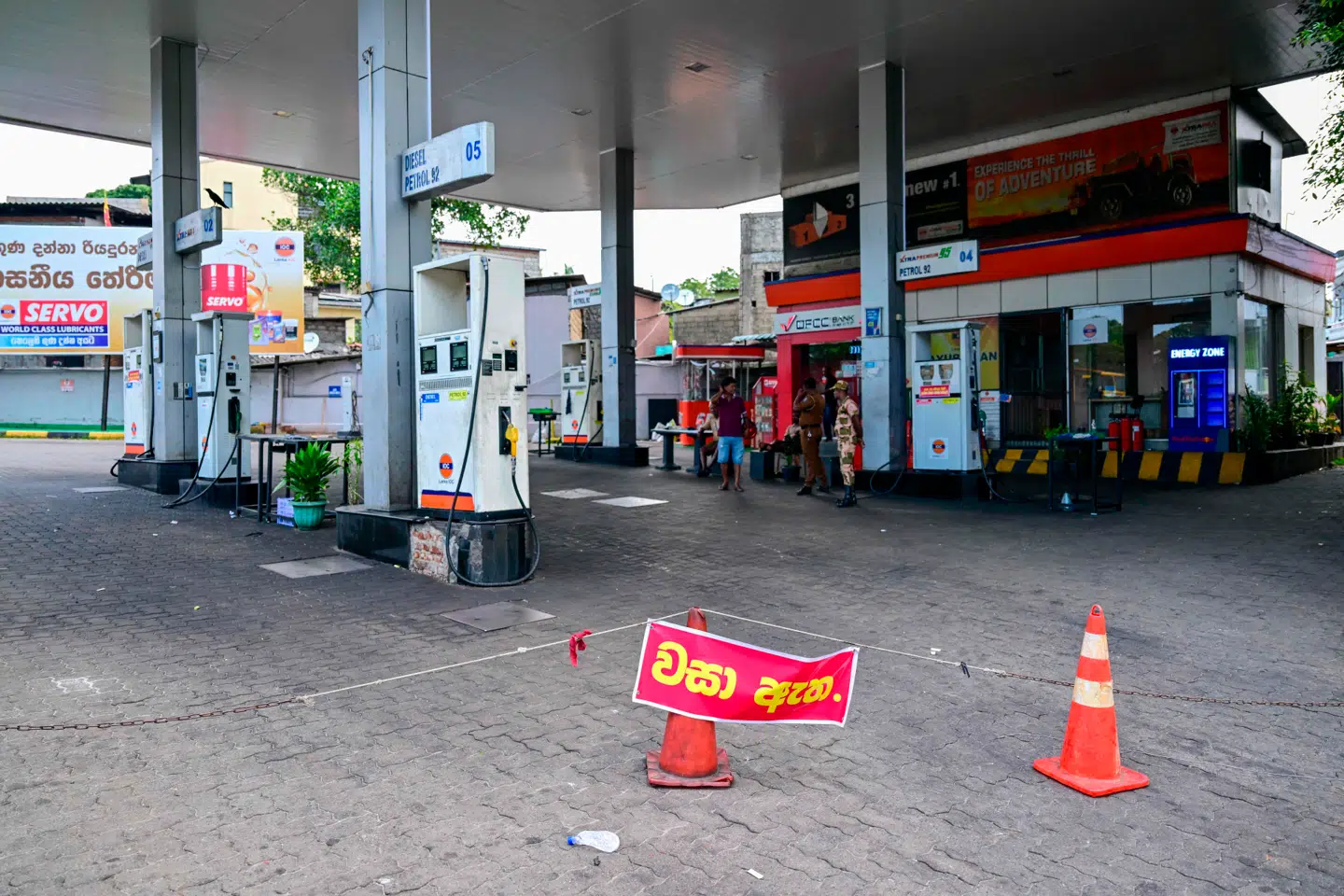 »Lukket« står der på skiltet på tankstationen i Kotahena uden for Sri Lankas hovedstad, Colombo. Landet har forkortet arbejdsugen med en dag for at skære ned på brændstofforbruget.