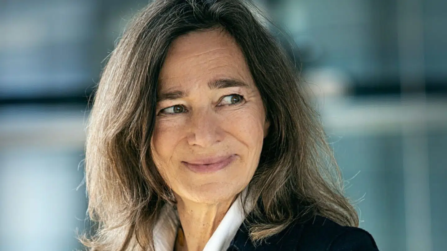 Pernille de Fine Lützhøft er cand.merc.int og har en bred vifte af erfaring inden for karriereverdenen. Nu har hun egen virksomhed, PLU Consult, som fx holder foredrag og workshops om aldersdiversitet og livsfaser samt karrierecoacher mennesker mellem to kapitler i deres liv.