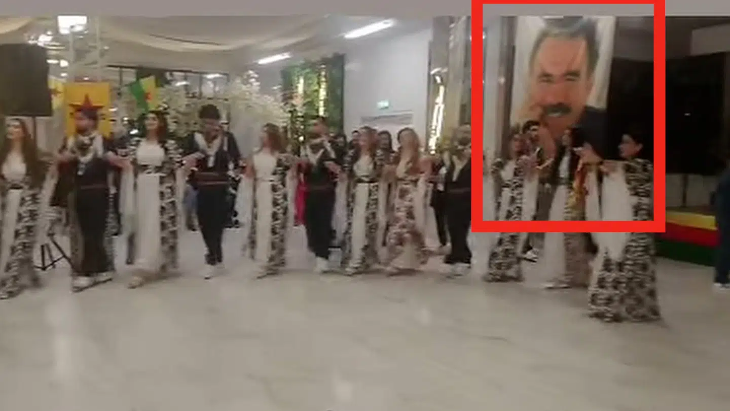 Her ses et screenshot af en video fra den omtalte fest, hvor der bliver danset kædedans foran et stort banner af Abdullah Öcalan, den fængslede grundlægger og leder af den kurdiske terrororganisation PKK.
