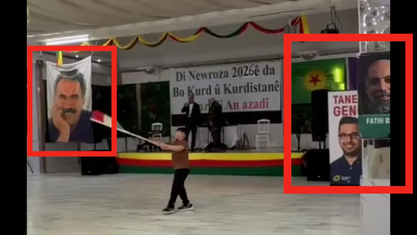 Til venstre ses banneret af Abdullah Öcalan, den fængslede grundlægger og leder af den kurdiske terrororganisation PKK. Til højre ses valgplakater for SFs folketingskandidat, Taner Genc, og Enhedslistens folketingskandidat, Fatih Baran. På scenen står Fatih Baran og holder en valgtale på kurdisk.