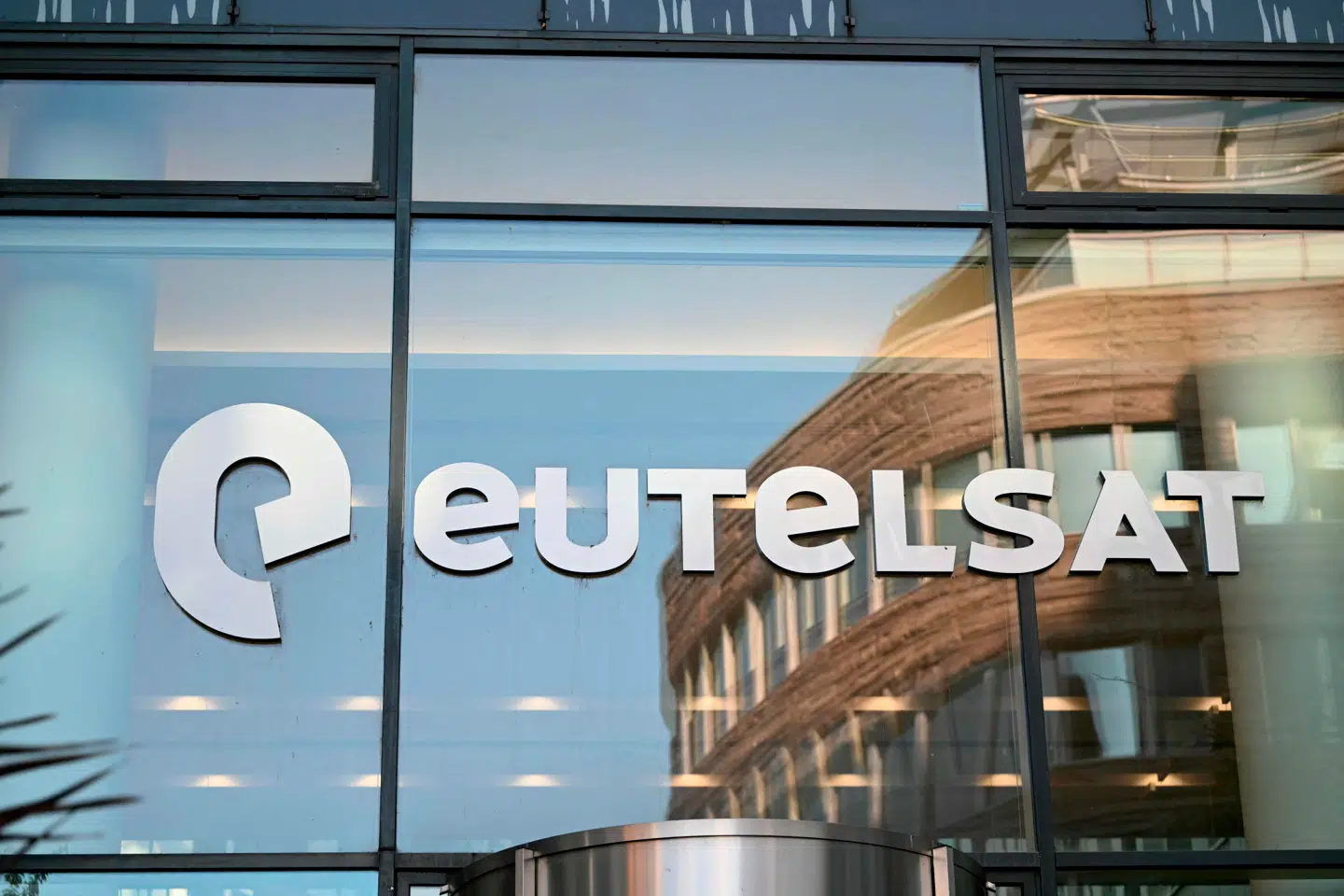 Eutelsat kobler nu to statsejede, russiske satellitter ud af sit net.