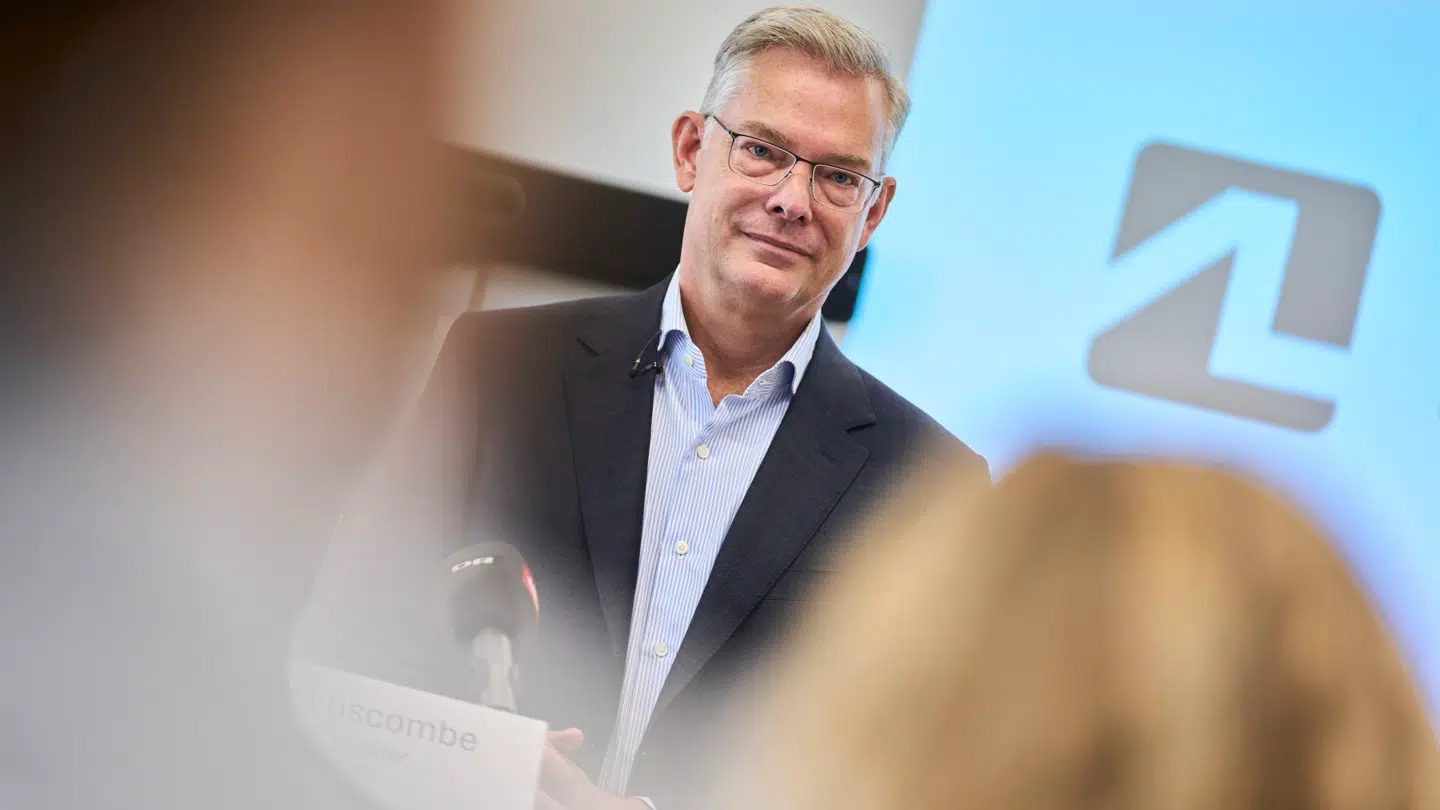 AL Sydbank-direktør Mark Luscombe har haft gang i fyringskniven.