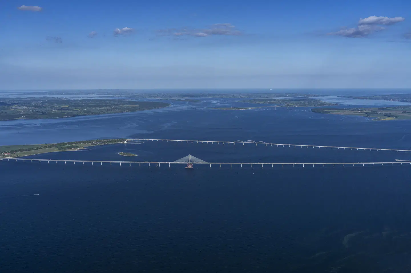 Den nye Storstrømsbro set fra luften. Vejdirektoratet bygger den nye bro, der ventes klar til bil- og stitrafik mandag 23. marts. (Arkivfoto).