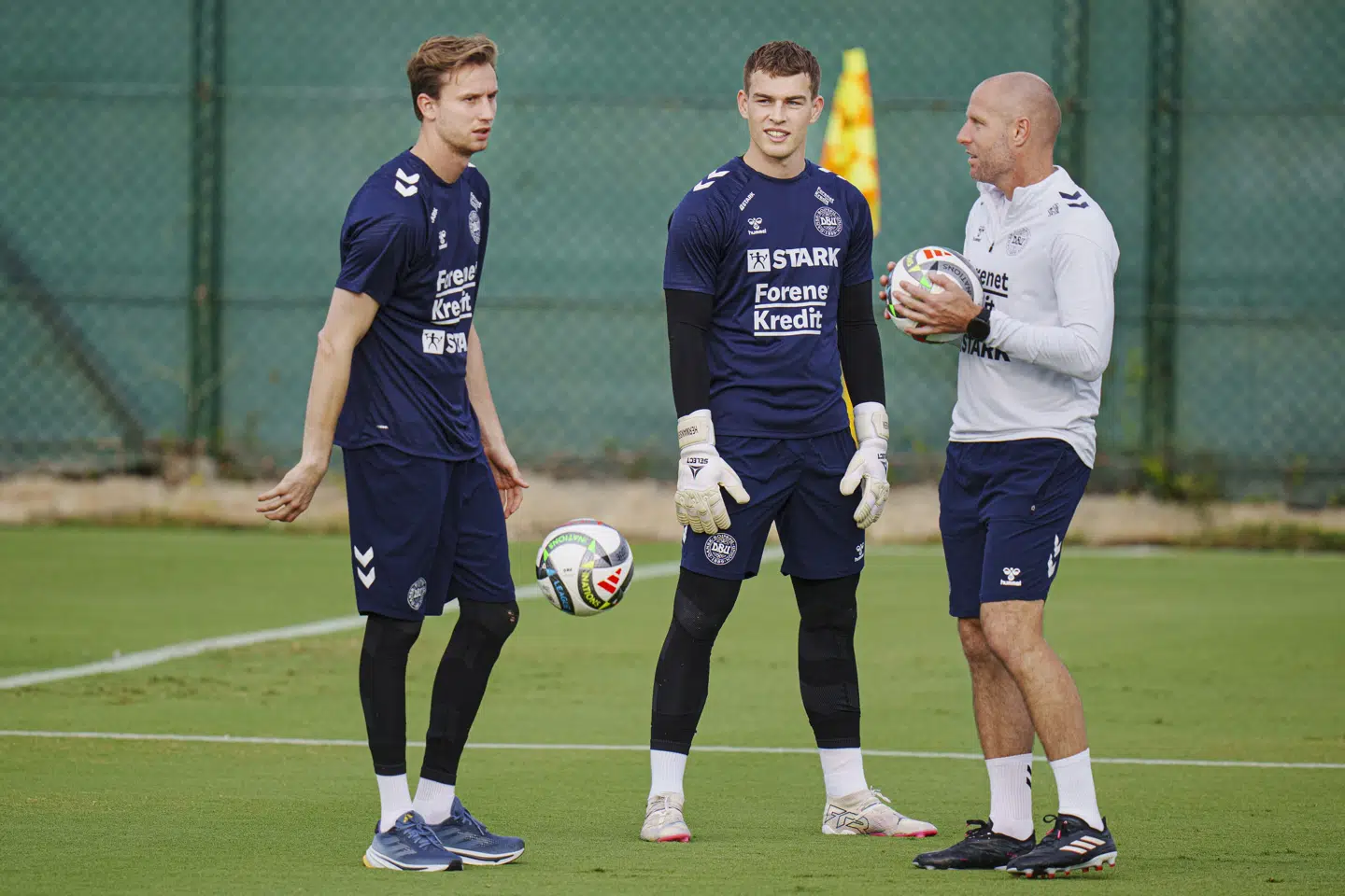Frederik Rønnow (til venstre) og Mads Hermansen (i midten) under en landsholdstræning i 2024. Begge er igen udtaget til landsholdet. (Arkivfoto).