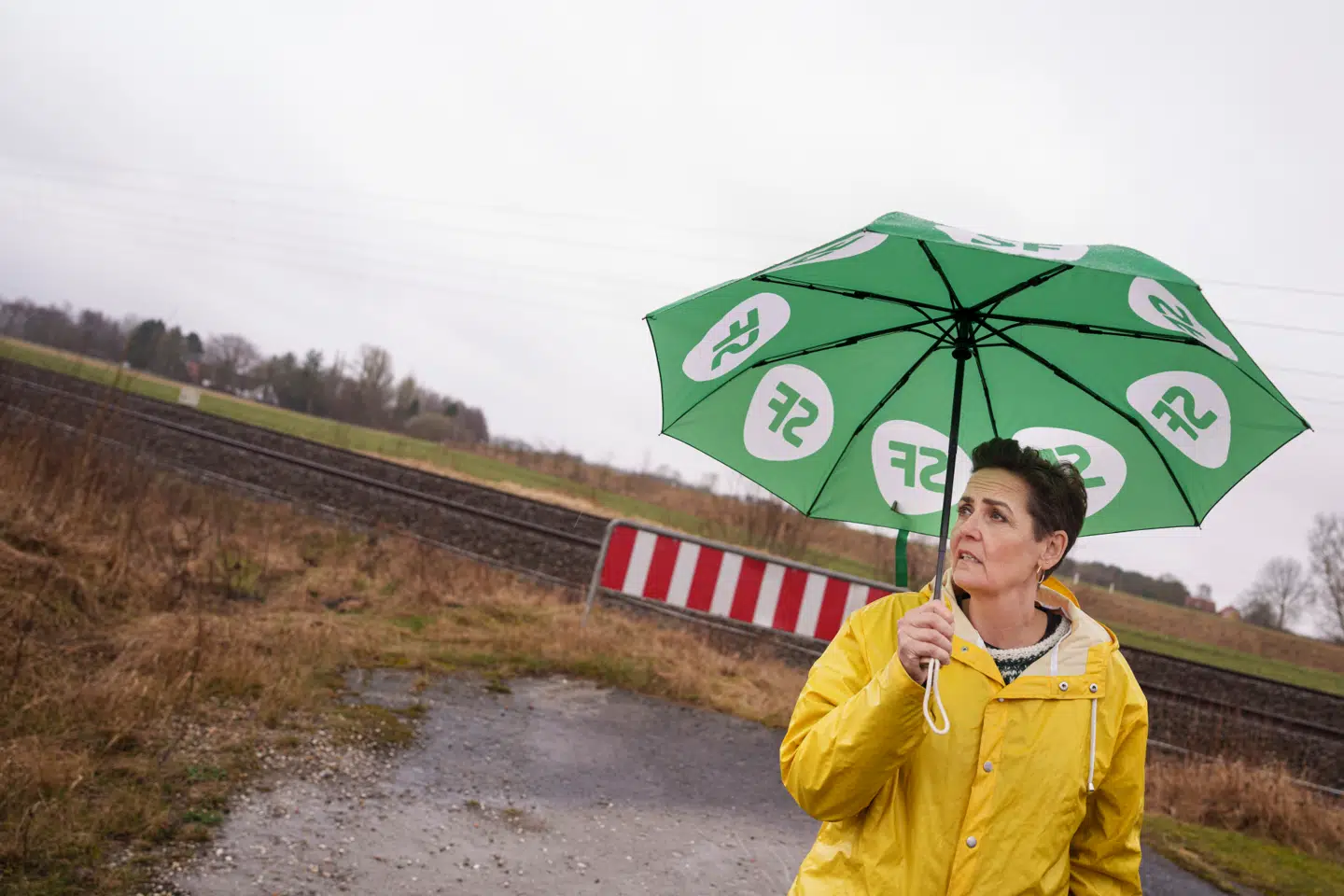SF-formand Pia Olsen Dyhr vil gerne i regering. De sidste 14 år har hun brugt på at flytte sit parti til et sted, hvor det igen kan lade sig gøre. Men hvor går grænserne egentlig for folkesocialisten, der har flyttet sit parti markant mod højre på særligt udlændingepolitikken?