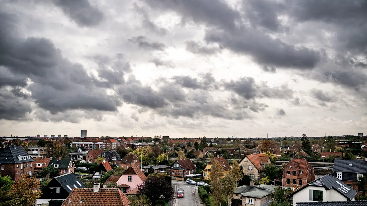 Mørkeskyer trækker op over danske boligejere efter USA og Israels angreb på Iran.