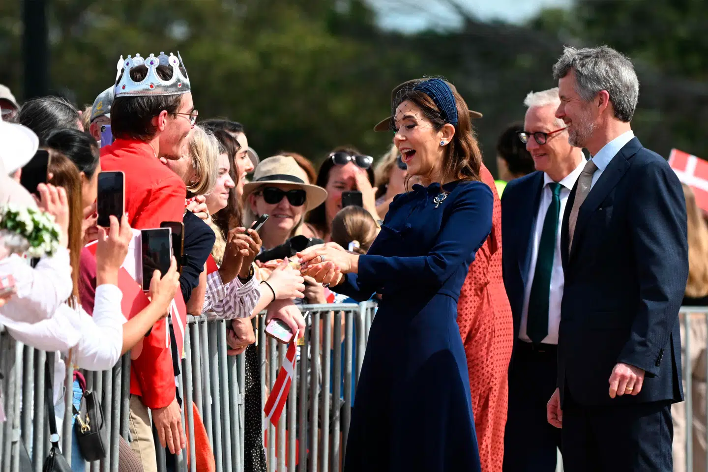 Vild med Mary: Det danske kongepar møder australske fans i Canberra.