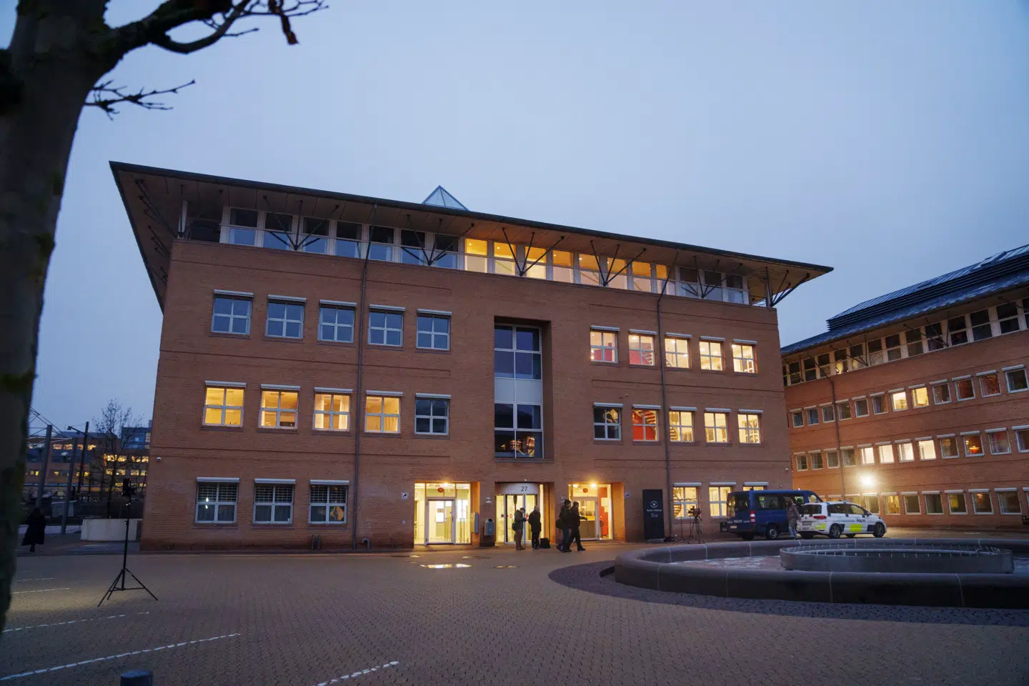 Den omfattende straffesag mod de seks unge i alderen 19-29 år for aftalte overfald bliver behandlet her ved byretten i Glostrup.