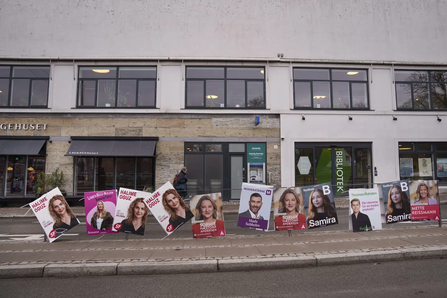 Andelen af kvinder på stemmesedlerne ved et folketingsvalg er højere end nogensinde tidligere. Det kan også ses på valgplakater landet over, her er et fra Brønshøj Torv i Brønshøj 2. marts 2026.