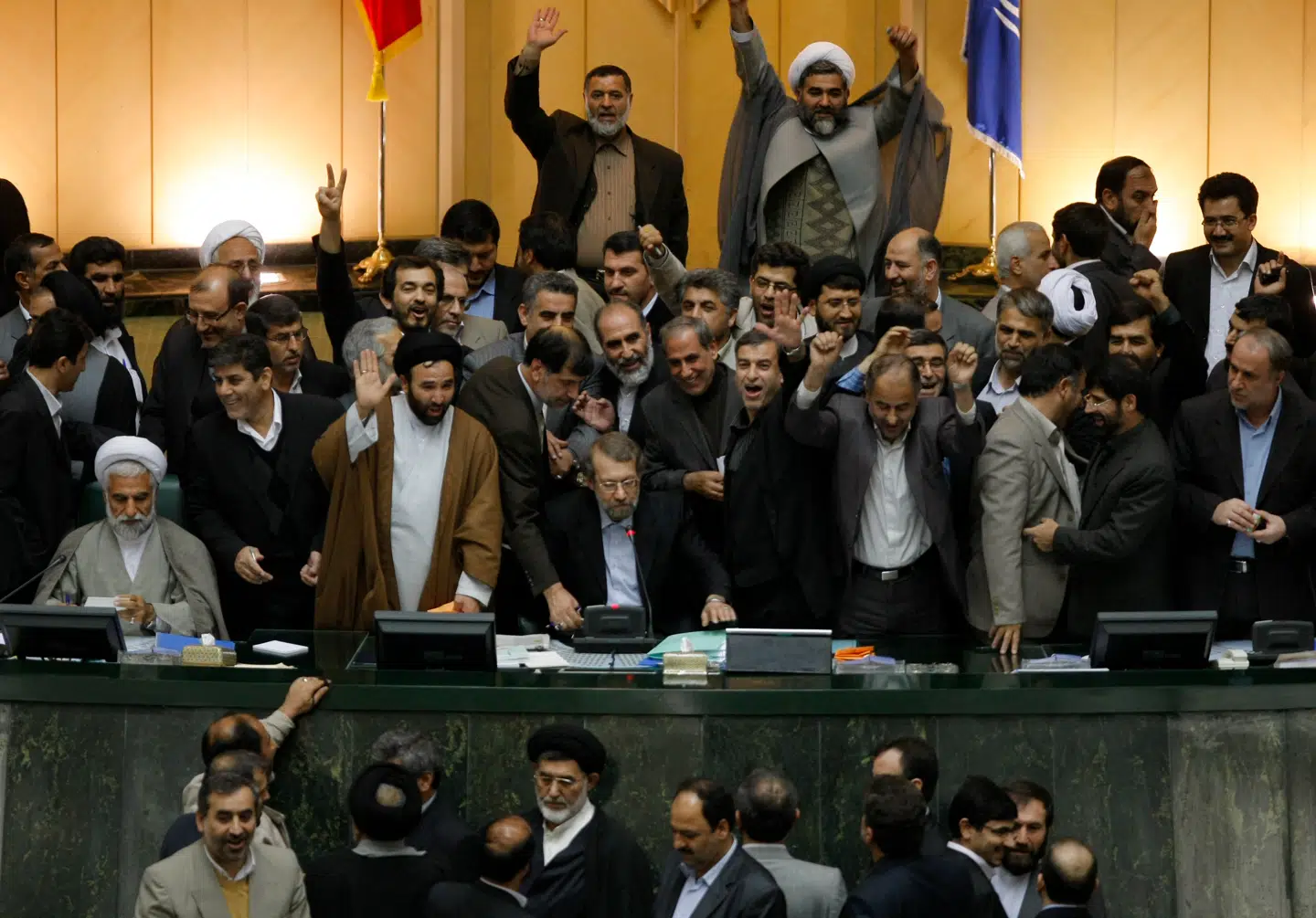 Ali Larijani havde en lang række poster i Den Islamiske Republik. Her ses han siddende i midten som parlamentsformand i 2008. Mandag blev han dræbt i et israelsk luftangreb.