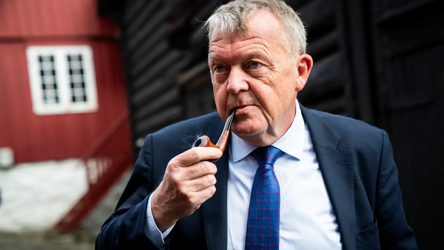 I et interview med Euroman sagde udenrigsminister Lars Løkke Rasmussen (M) for nylig, at han kan finde på at ryge i sengen, hvis han er syg. Han fortalte også, at han ryger cigaretter uden tilsætningsstoffer.