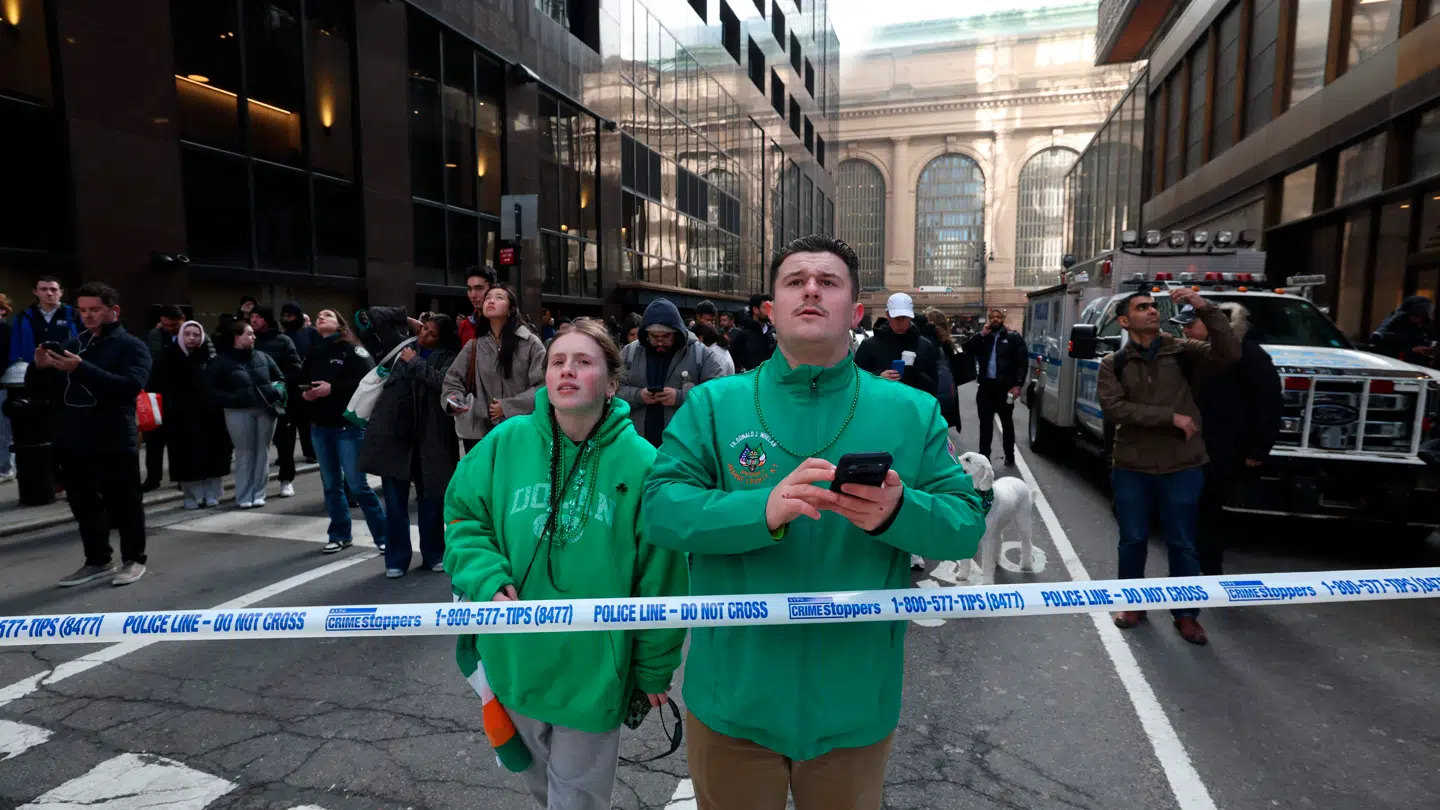 Tusindvis af mennesker er samlet på Manhattan i anledning af St. Patricks Day.