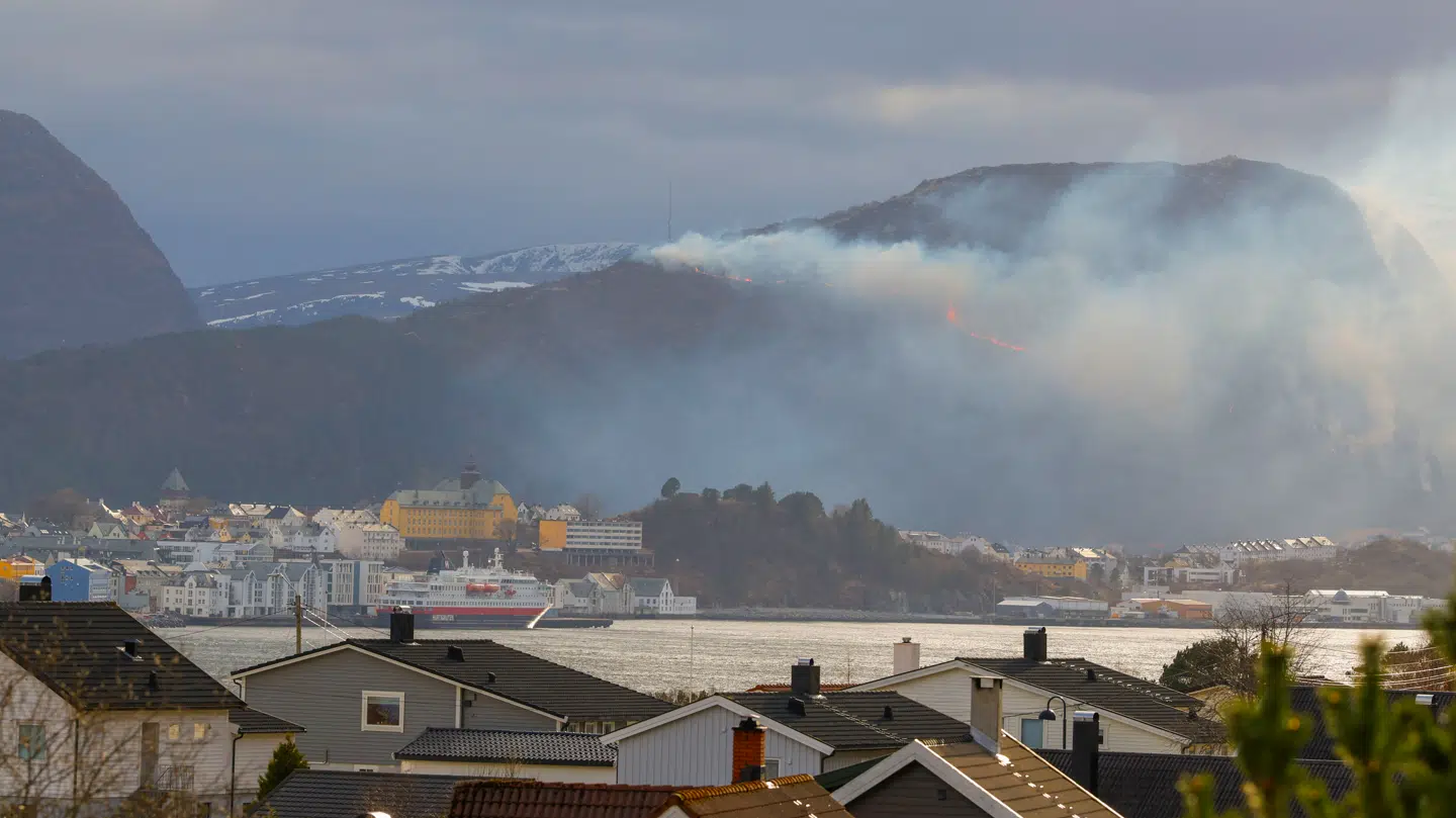 En lyngbrand i Ålesund er ude af kontrol og evakuerer nu flere hjem.