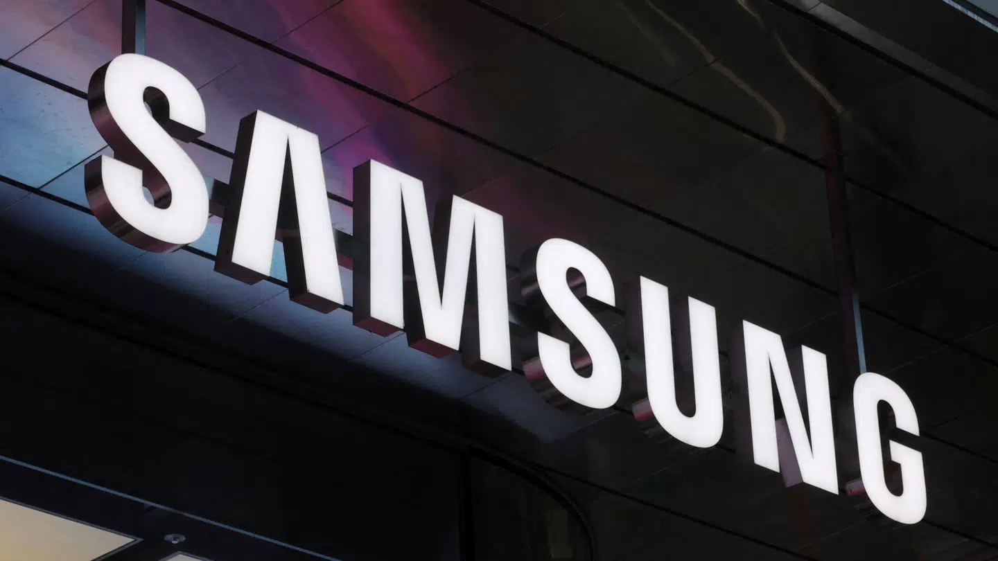 FILE PHOTO: The logo of Samsung Electronics is seen at the company's store in Seoul, South Korea, April 15, 2025. REUTERS/Kim Hong-Ji/File Photo