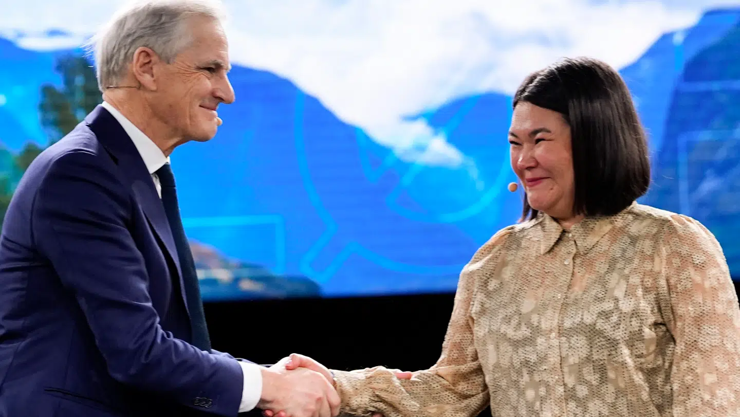 Den norske statsminister Jonas Gahr Støre hilser på Nuuk-borgermester Avaaraq Olsen, da hun besøgte landet.