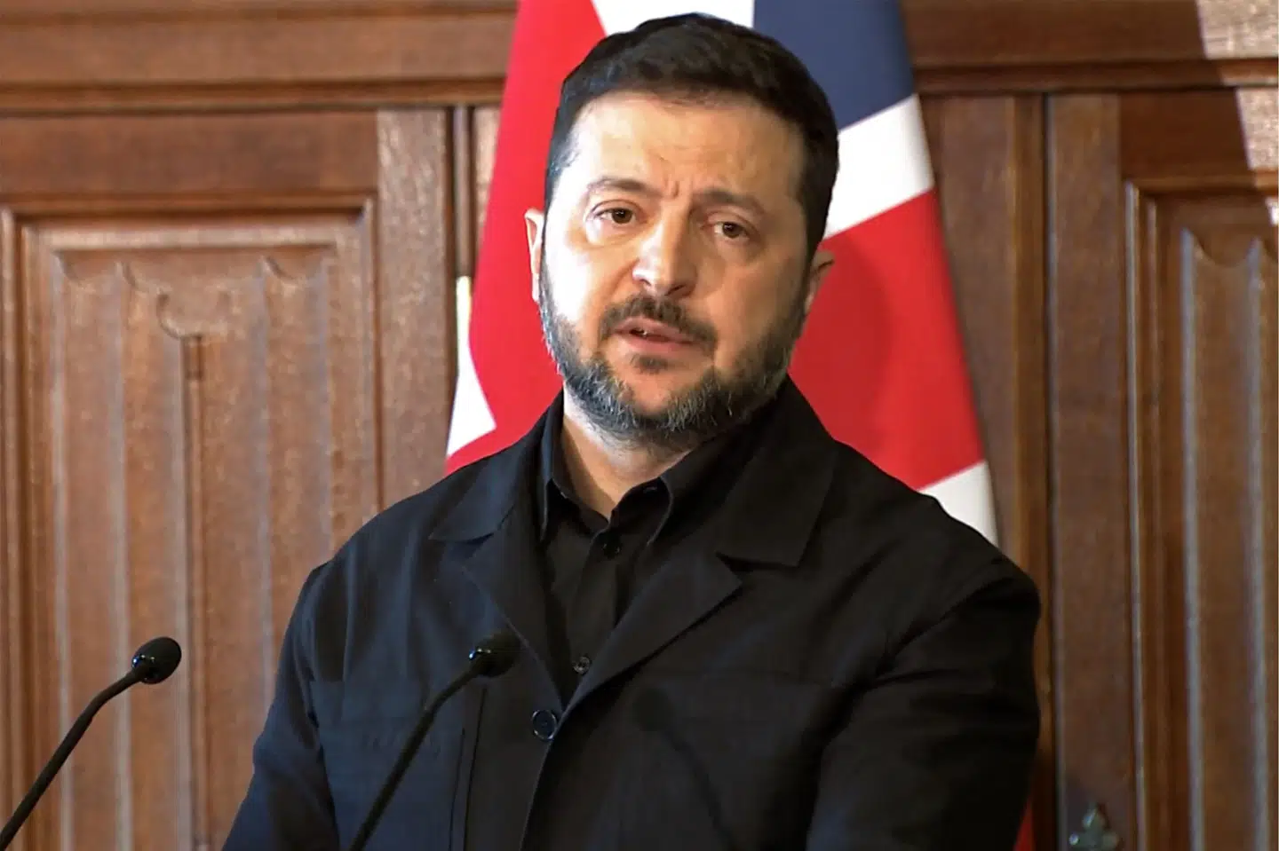 Zelenskyj taler tirsdag i det britiske parlament efter at have mødtes med blandt andre den britiske premierminister, Keir Starmer.