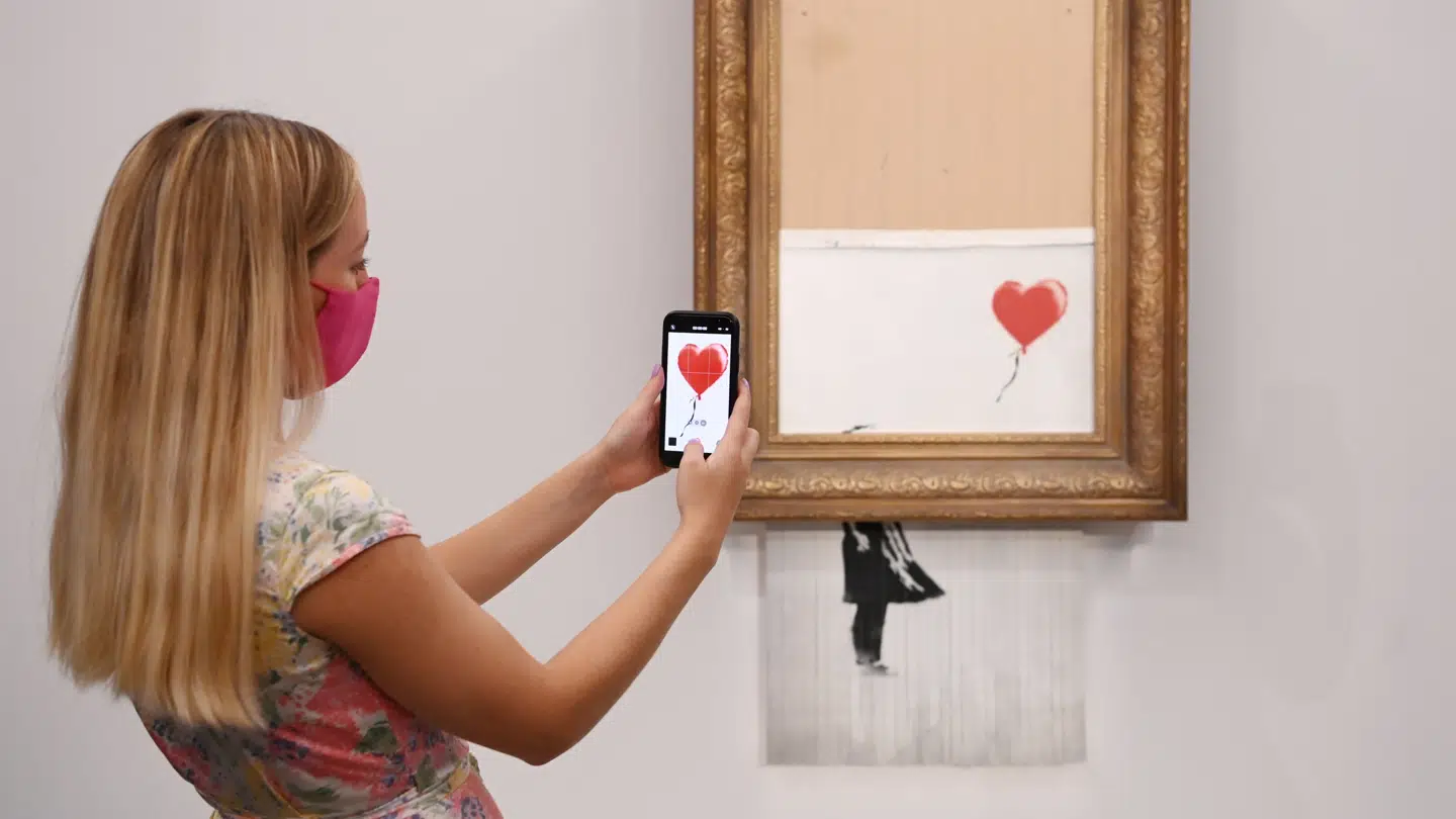 Da dette maleri blev solgt for otte millioner kroner, bevægede motivet sig direkte ned i en indbygget makulator i rammen. Til stort chok for gæsterne til auktionen.