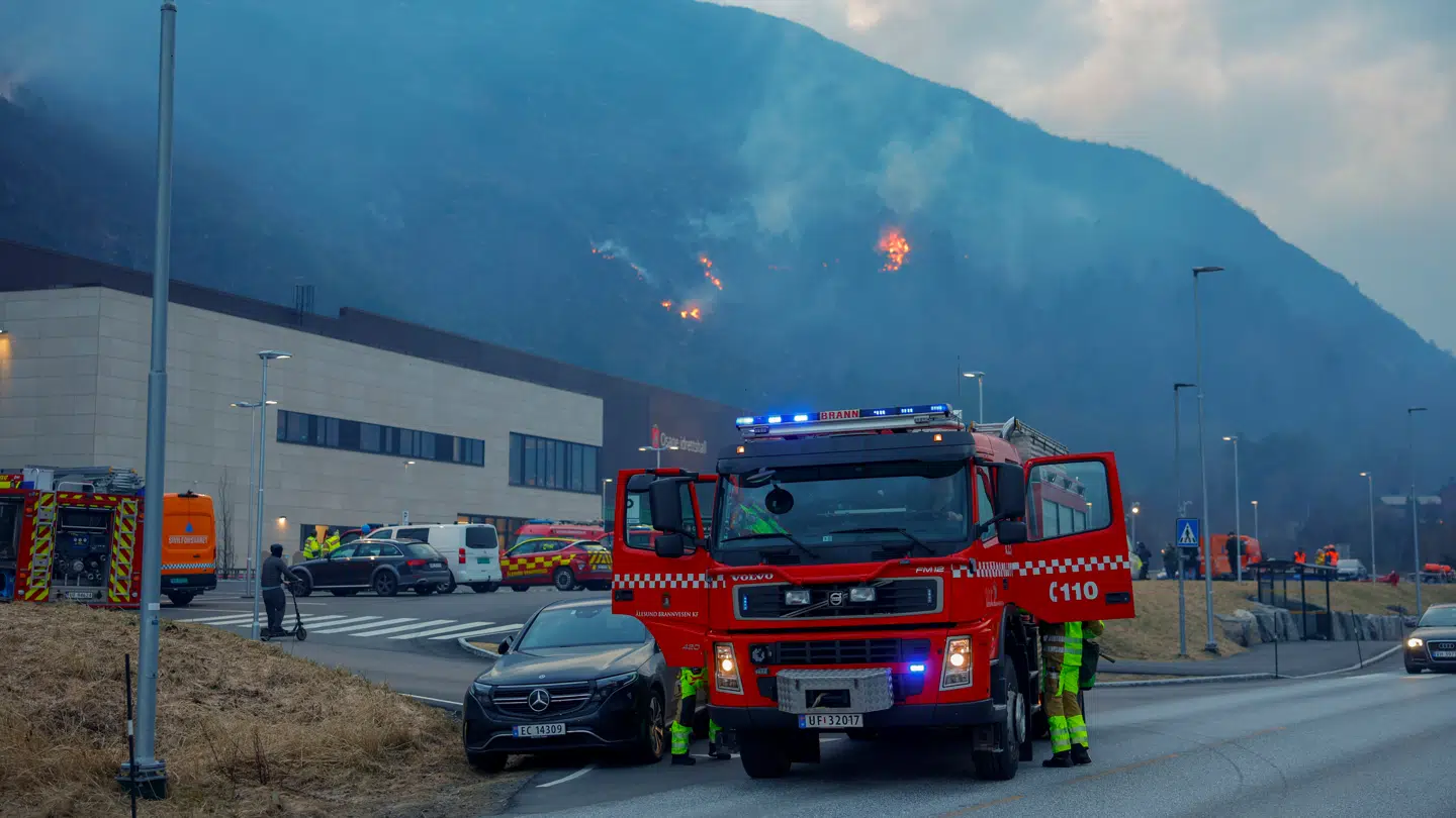Det norske brandvæsen arbejder på højtryk.
