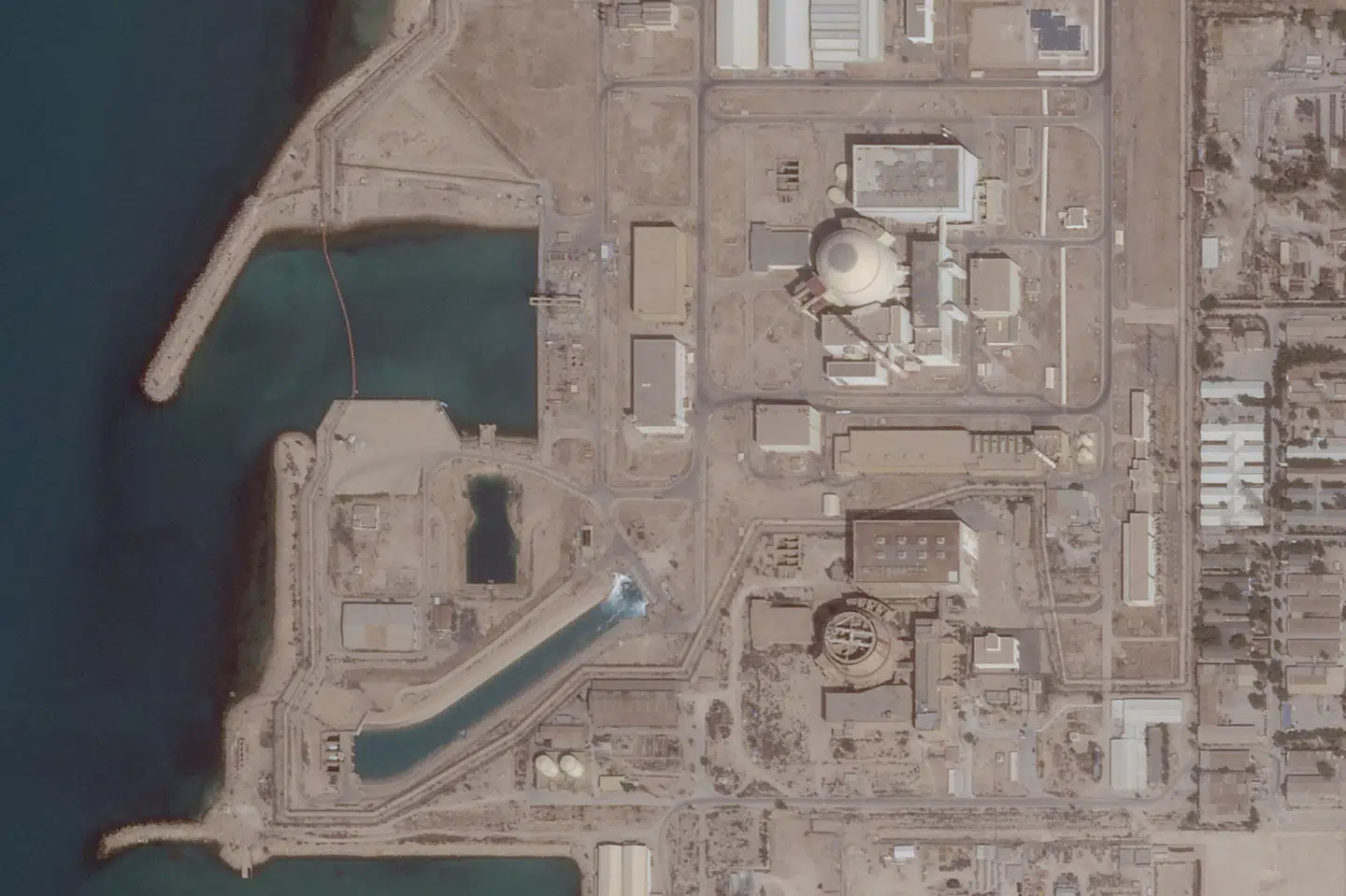 Et satellitfoto af atomkraftværket i nærheden af byen Bushehr er blevet ramt af et projektil. (Arkivfoto).